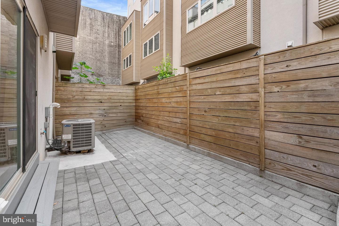 618 N AMERICAN STREET