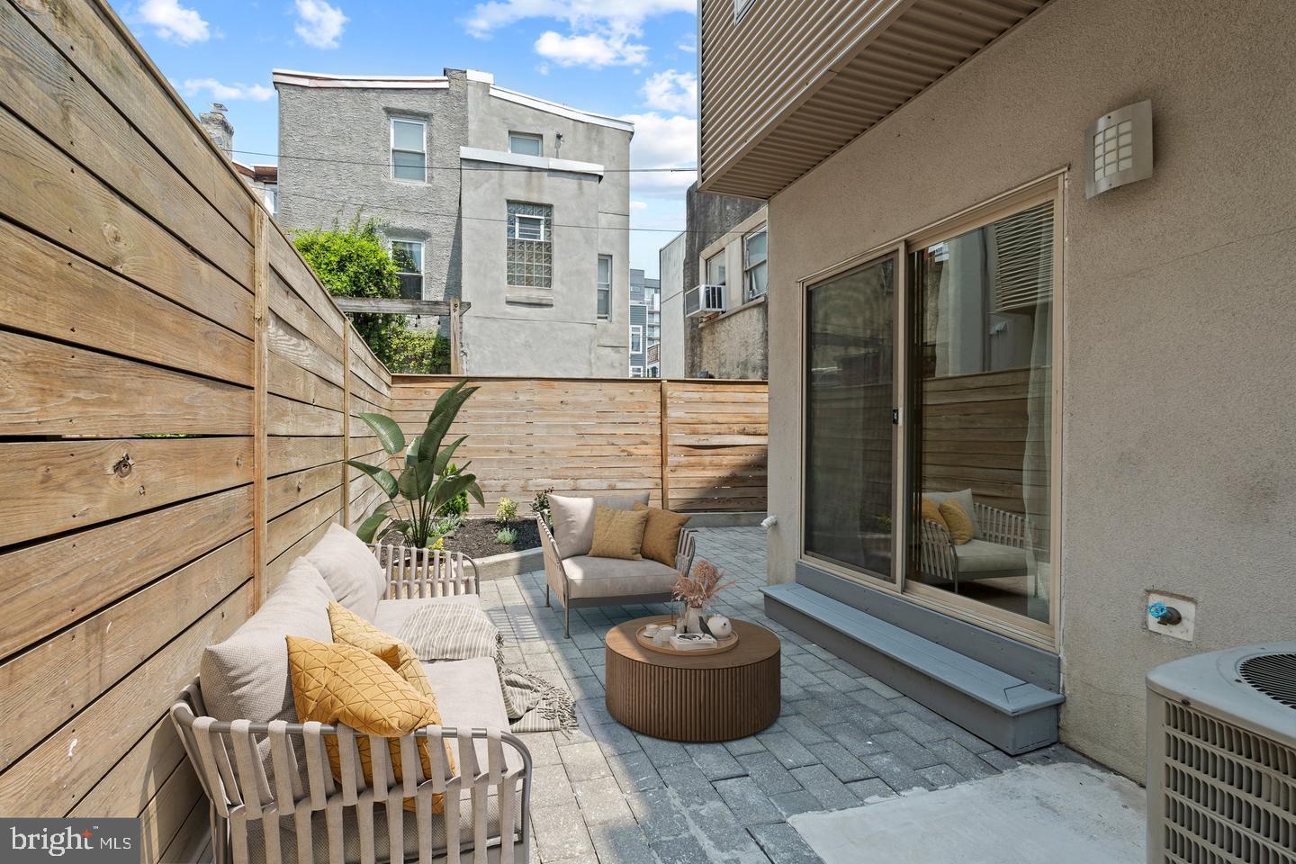 618 N AMERICAN STREET