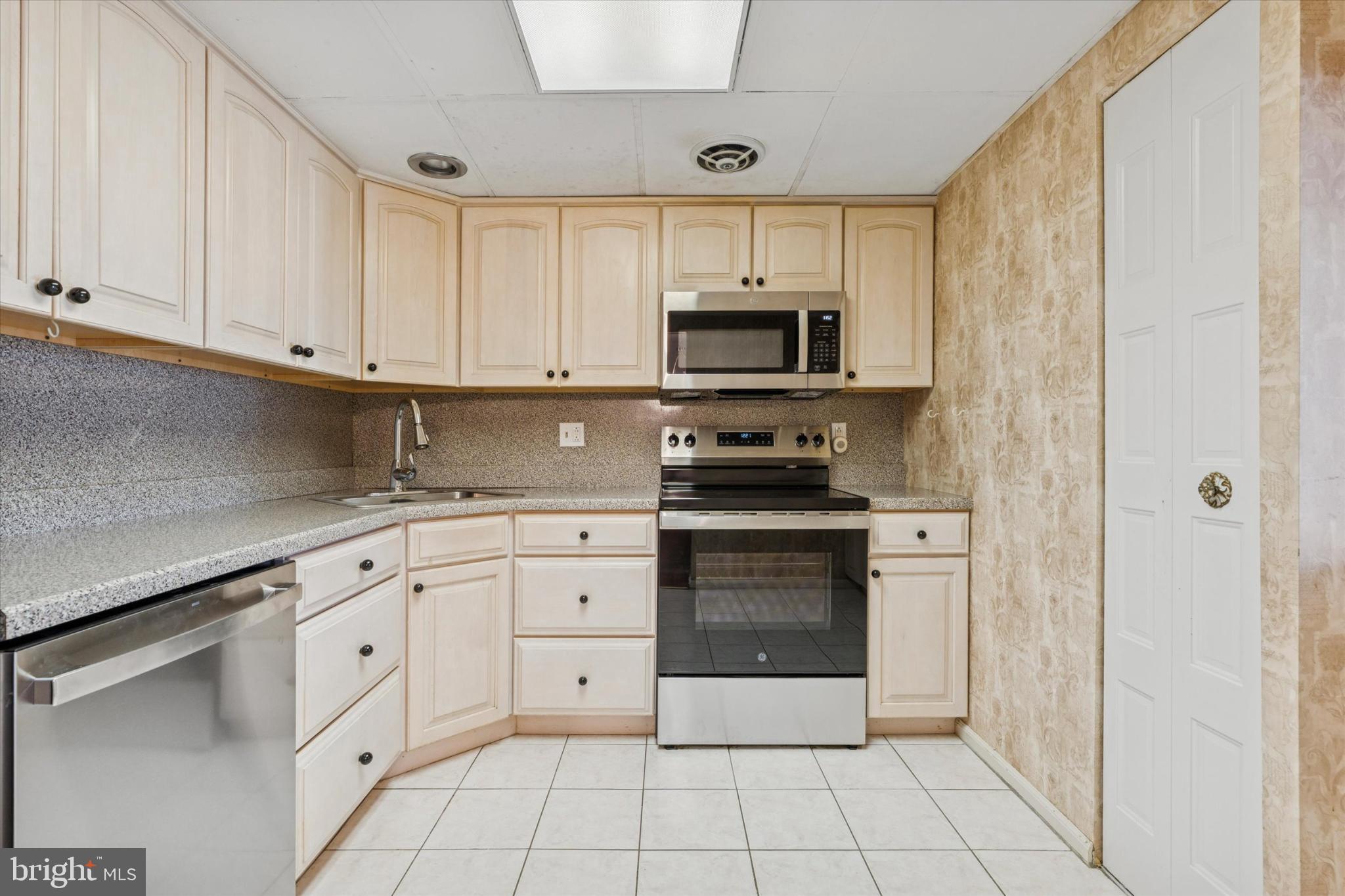 3204 DELAIRE LANDING ROAD 3204