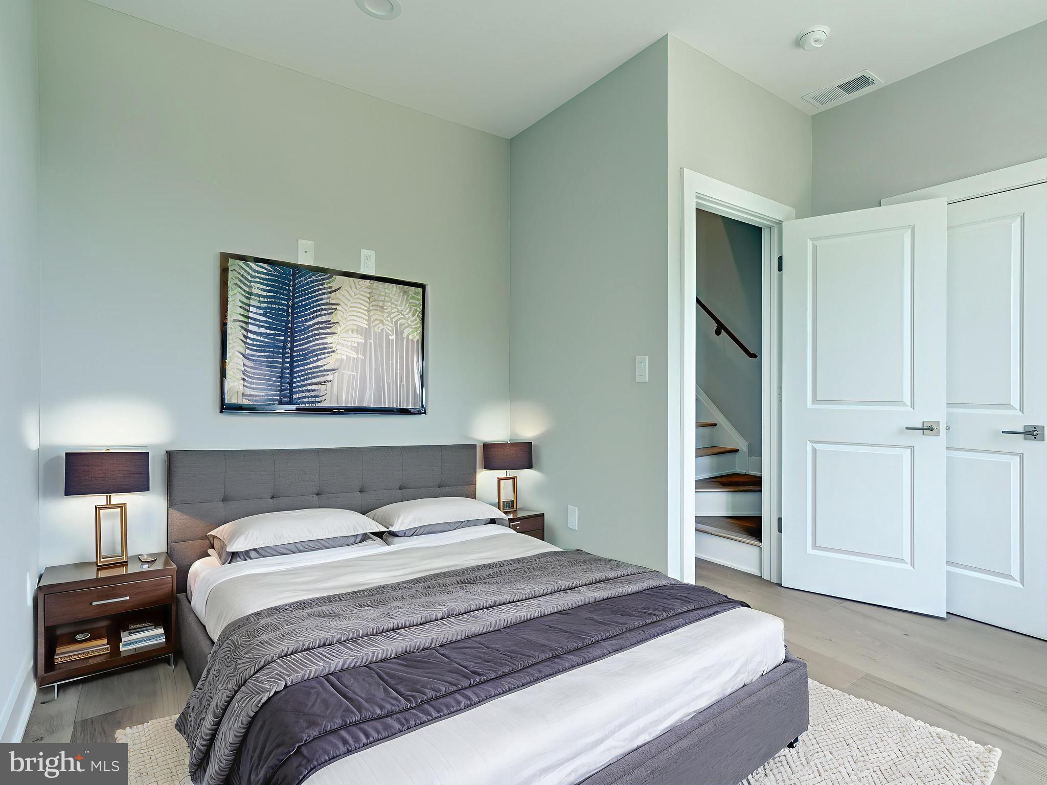 1939 N LEITHGOW STREET