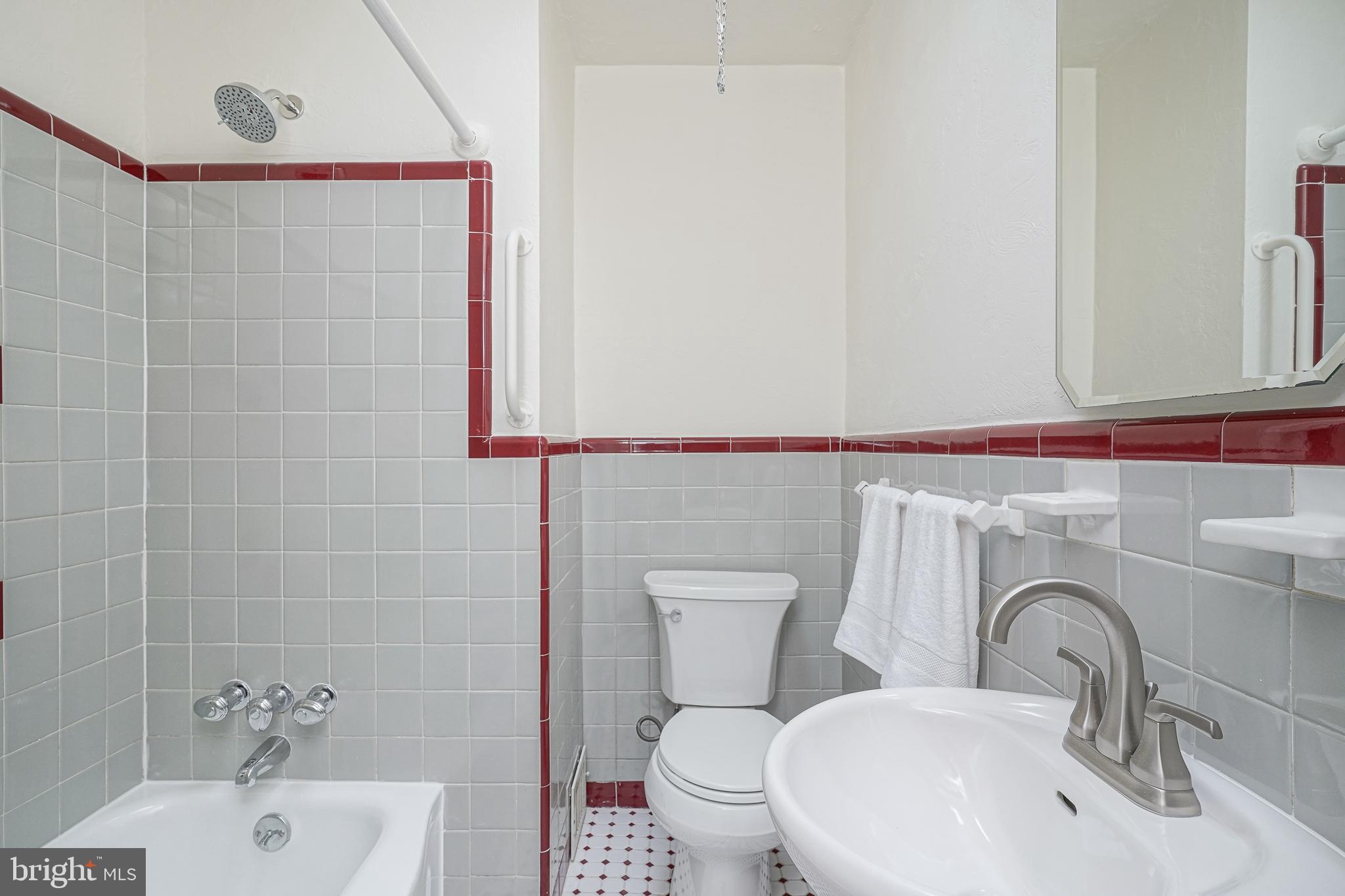 2829 S DARIEN STREET