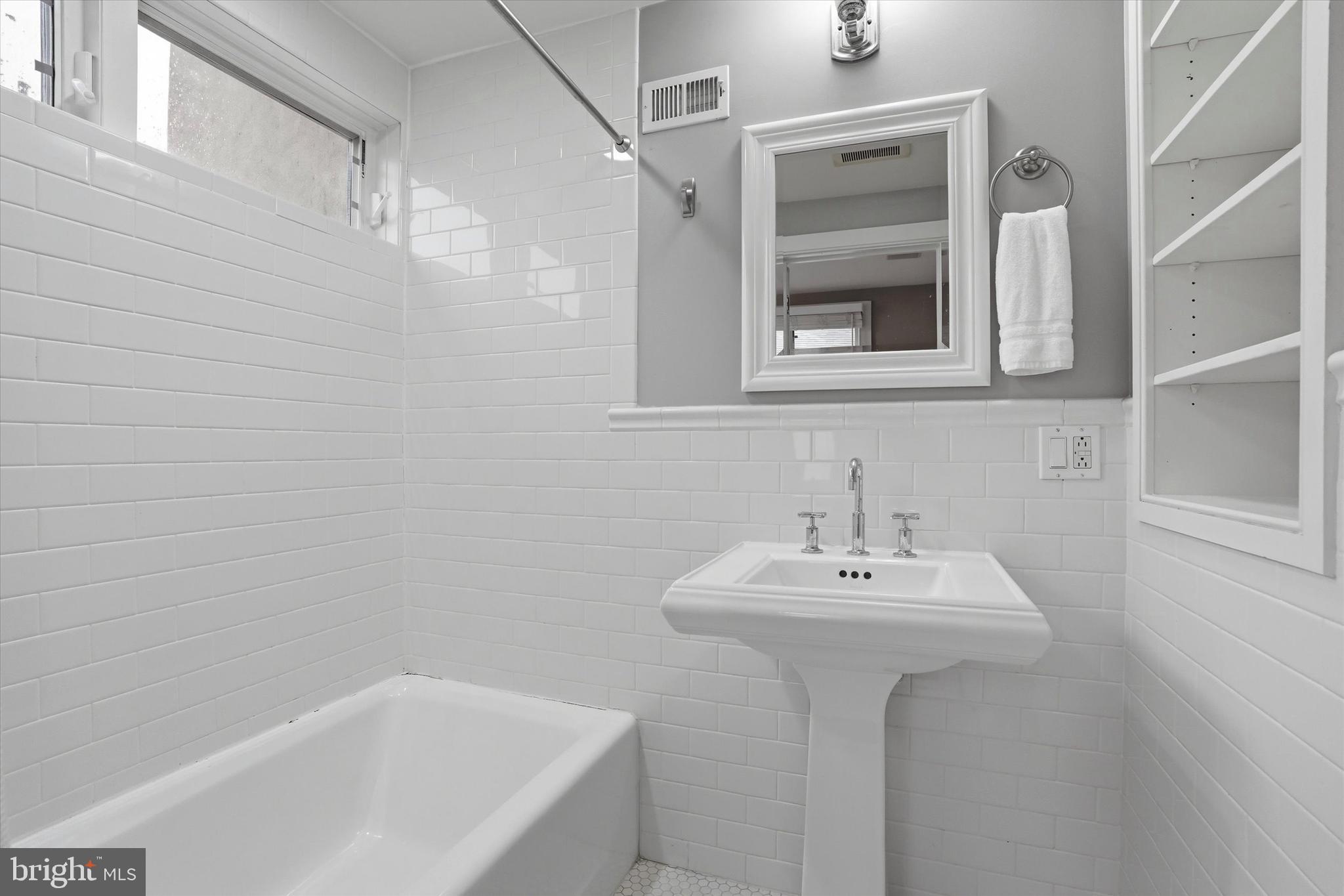 1040 N LEITHGOW STREET