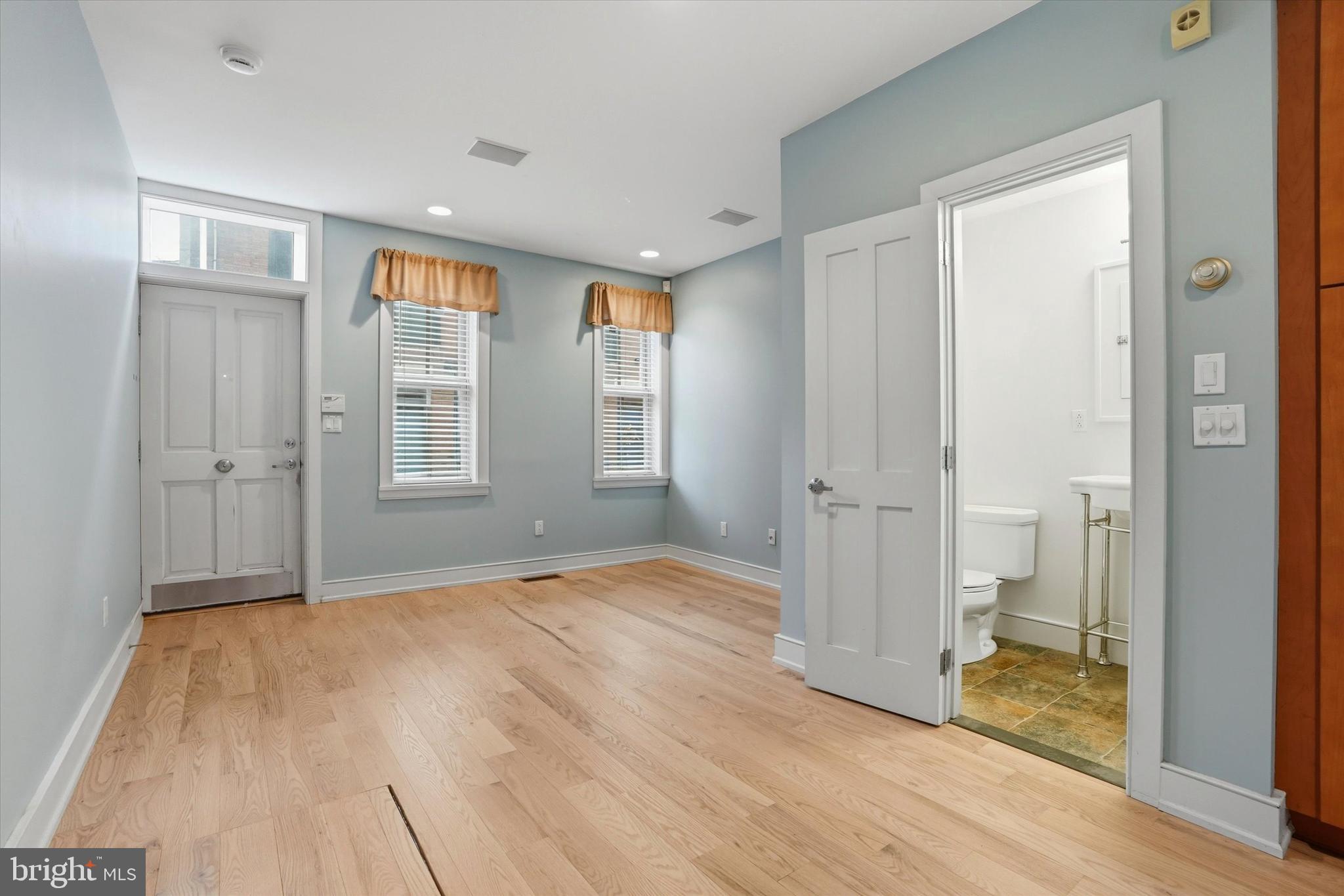 1040 N LEITHGOW STREET