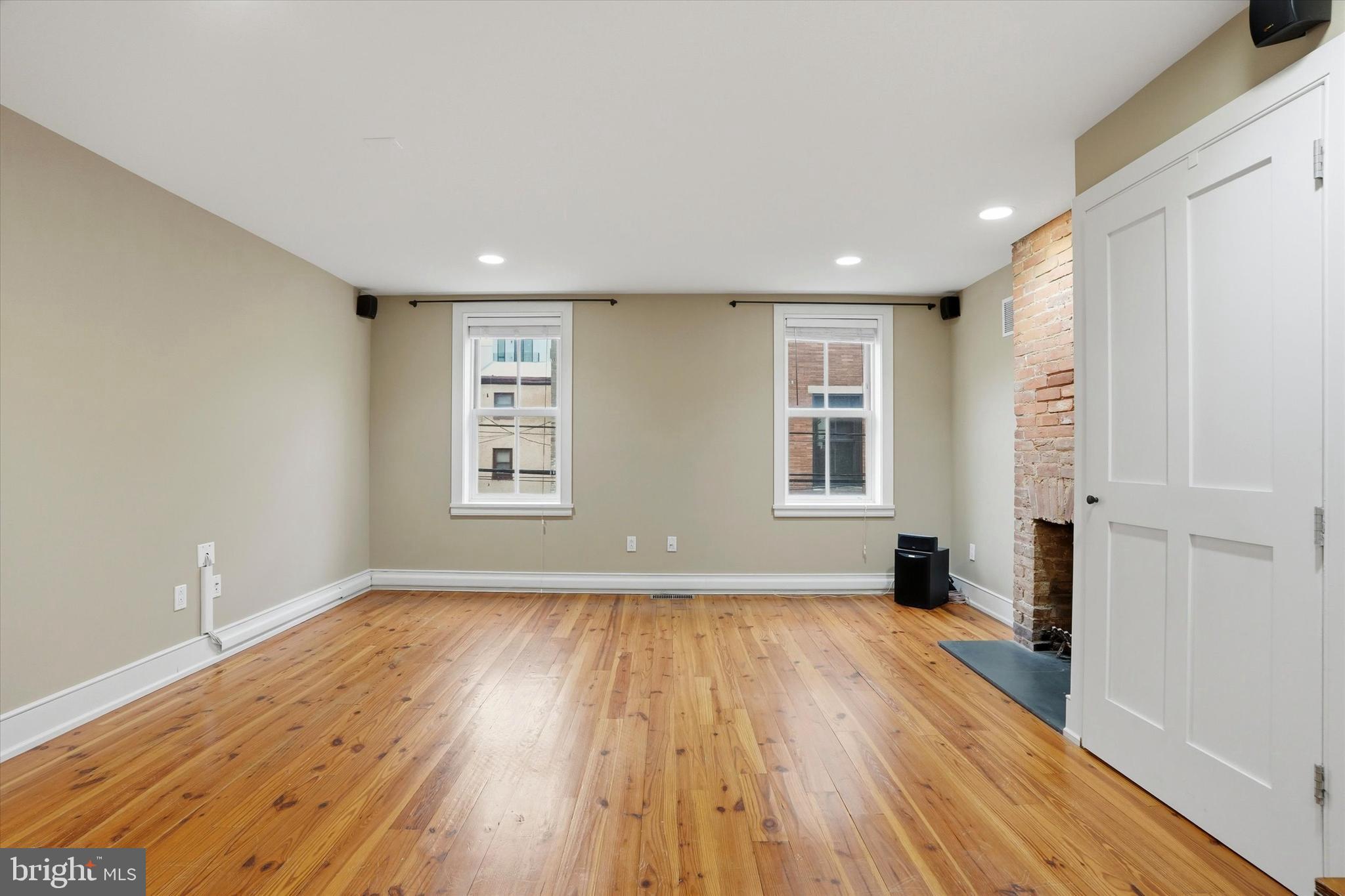 1040 N LEITHGOW STREET