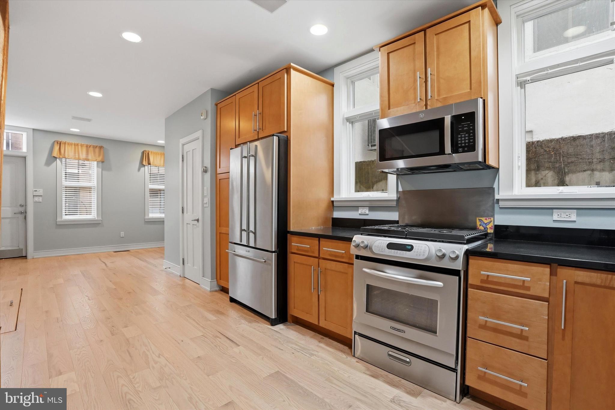 1040 N LEITHGOW STREET