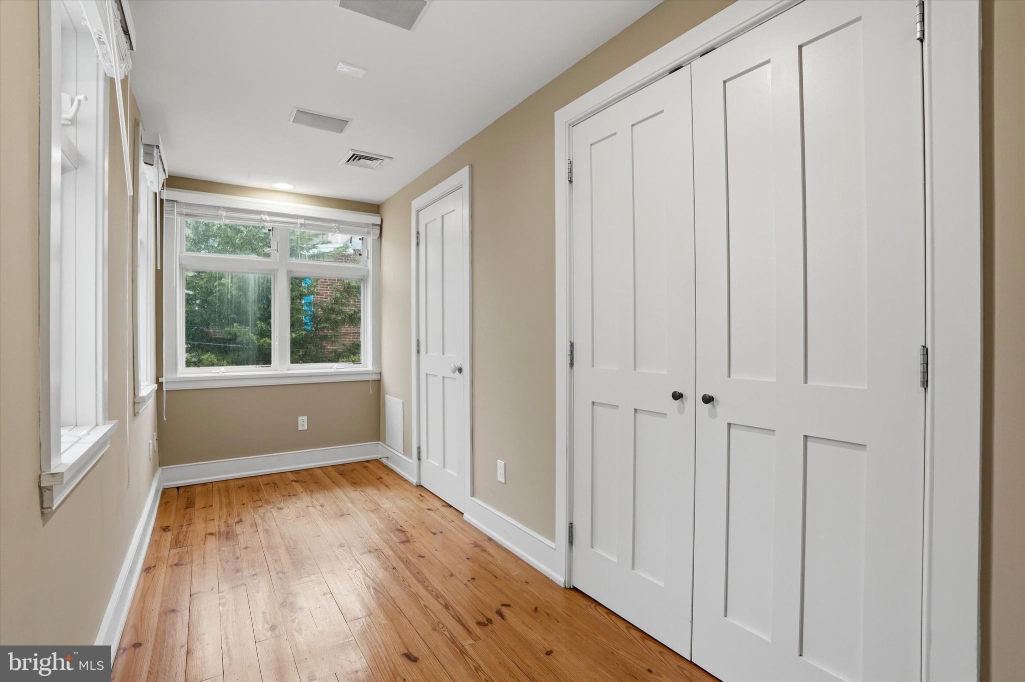 1040 N LEITHGOW STREET