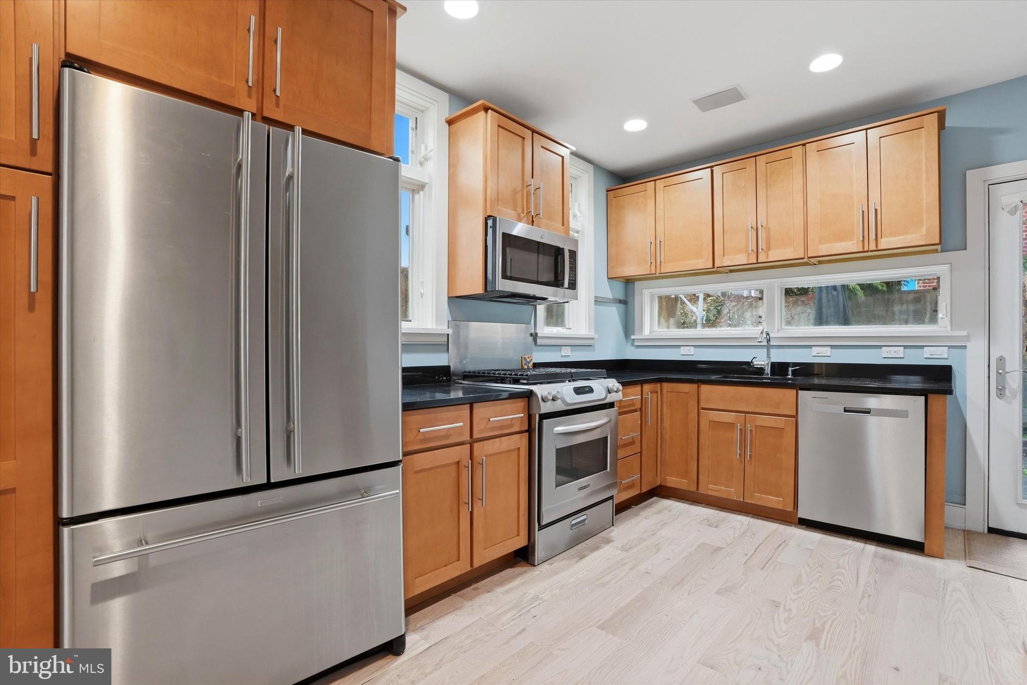 1040 N LEITHGOW STREET