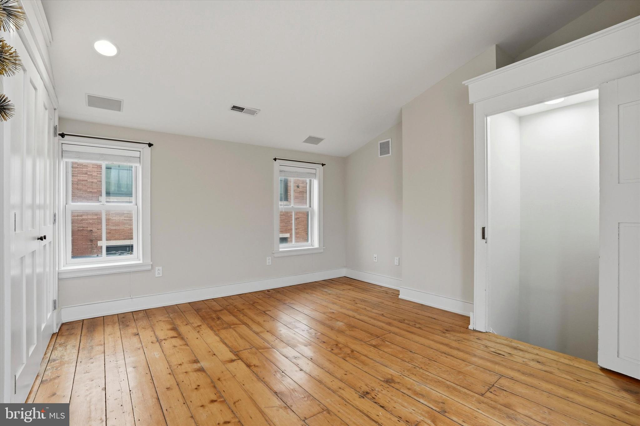 1040 N LEITHGOW STREET