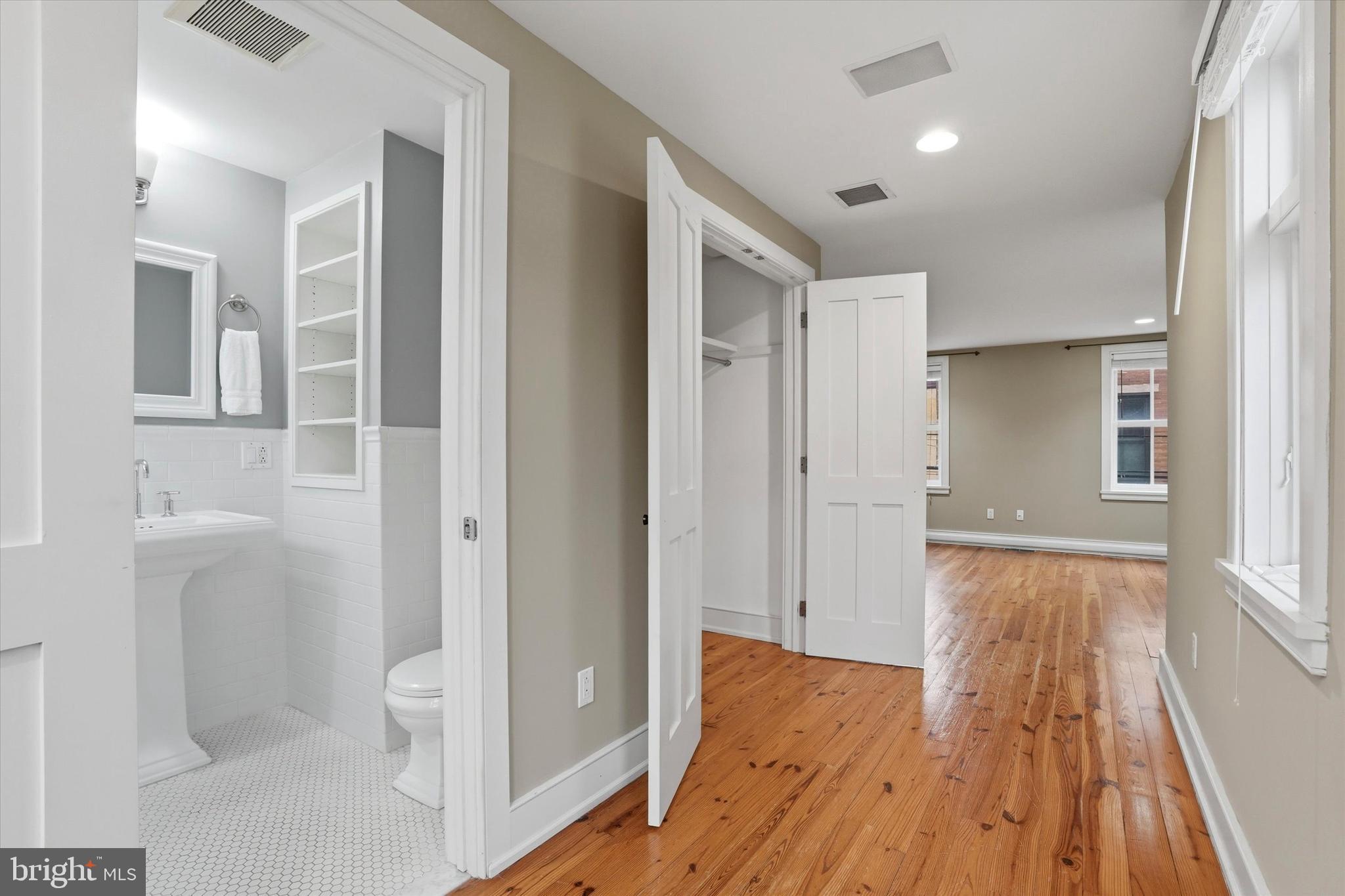 1040 N LEITHGOW STREET