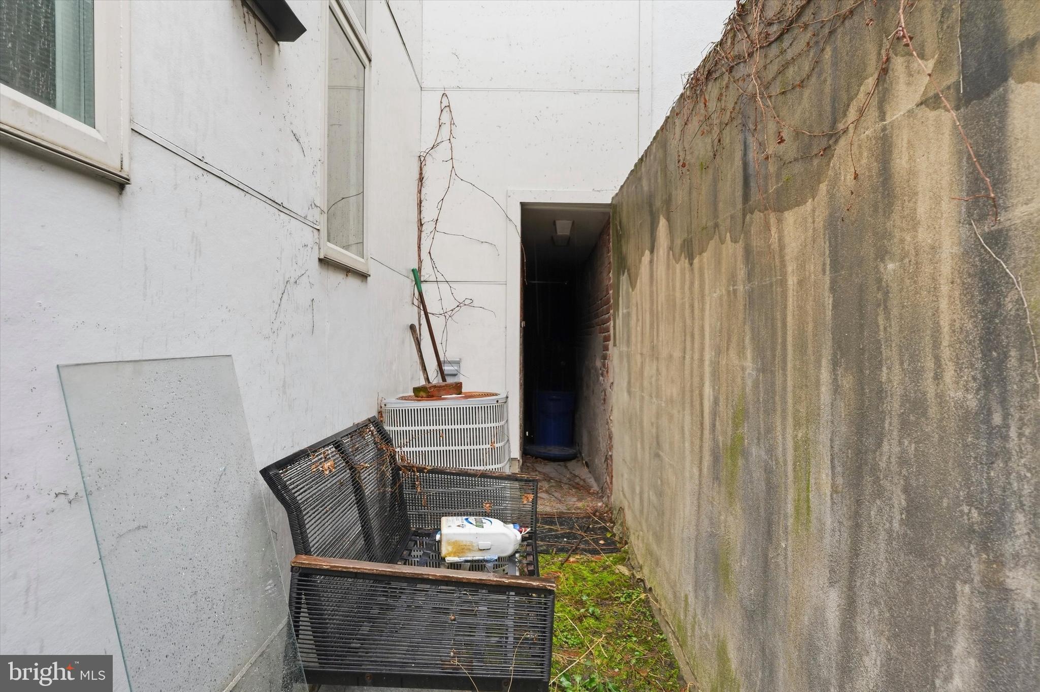 1040 N LEITHGOW STREET