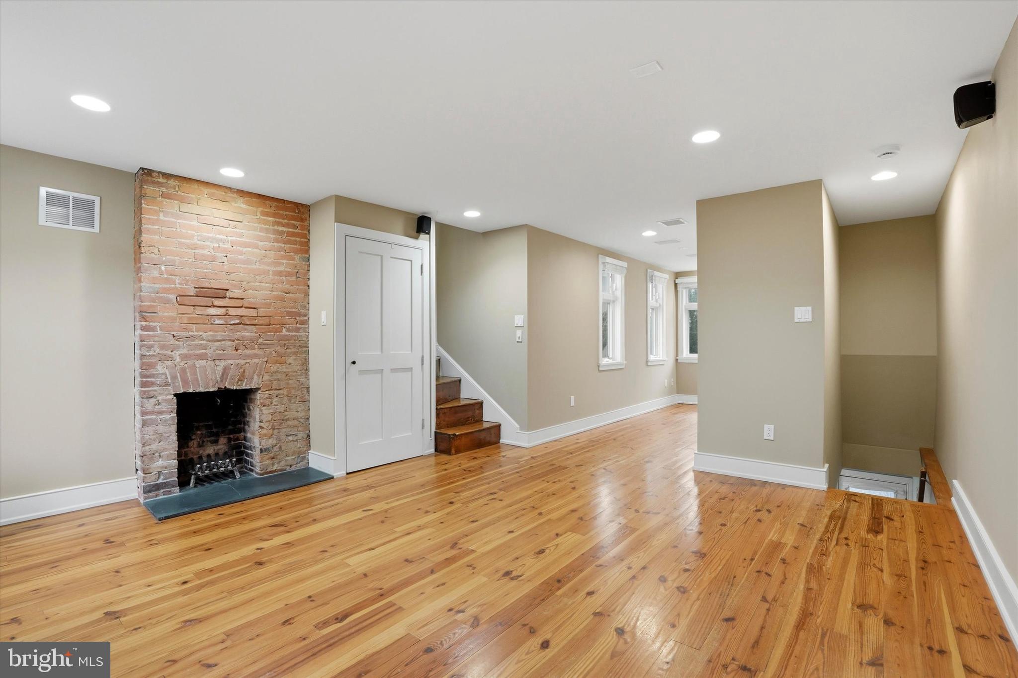 1040 N LEITHGOW STREET