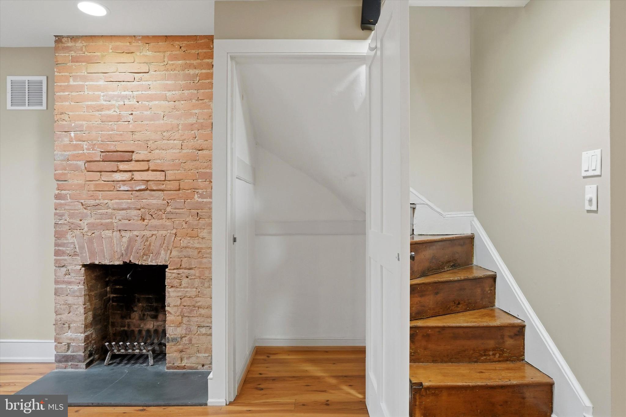 1040 N LEITHGOW STREET