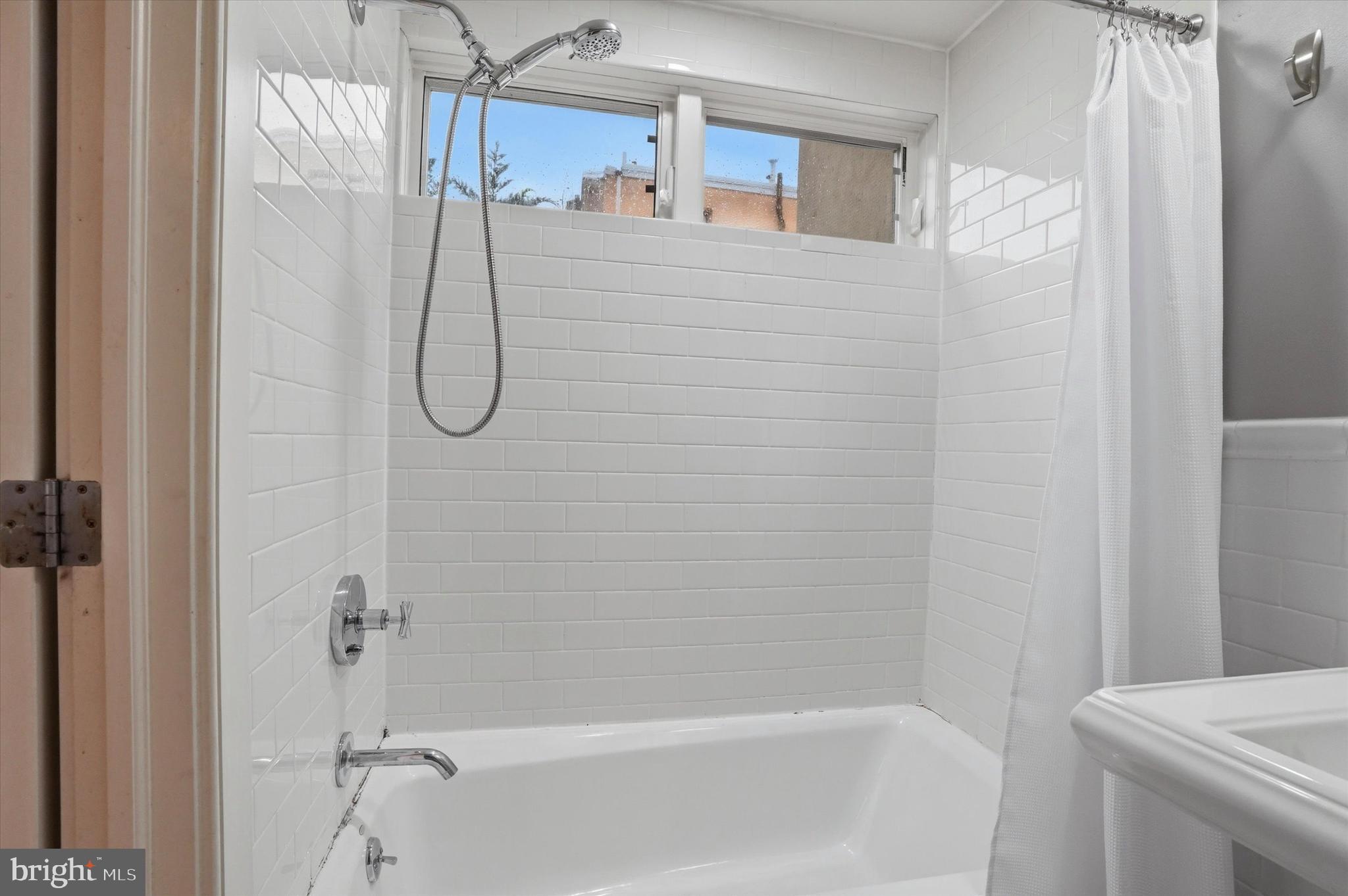 1040 N LEITHGOW STREET