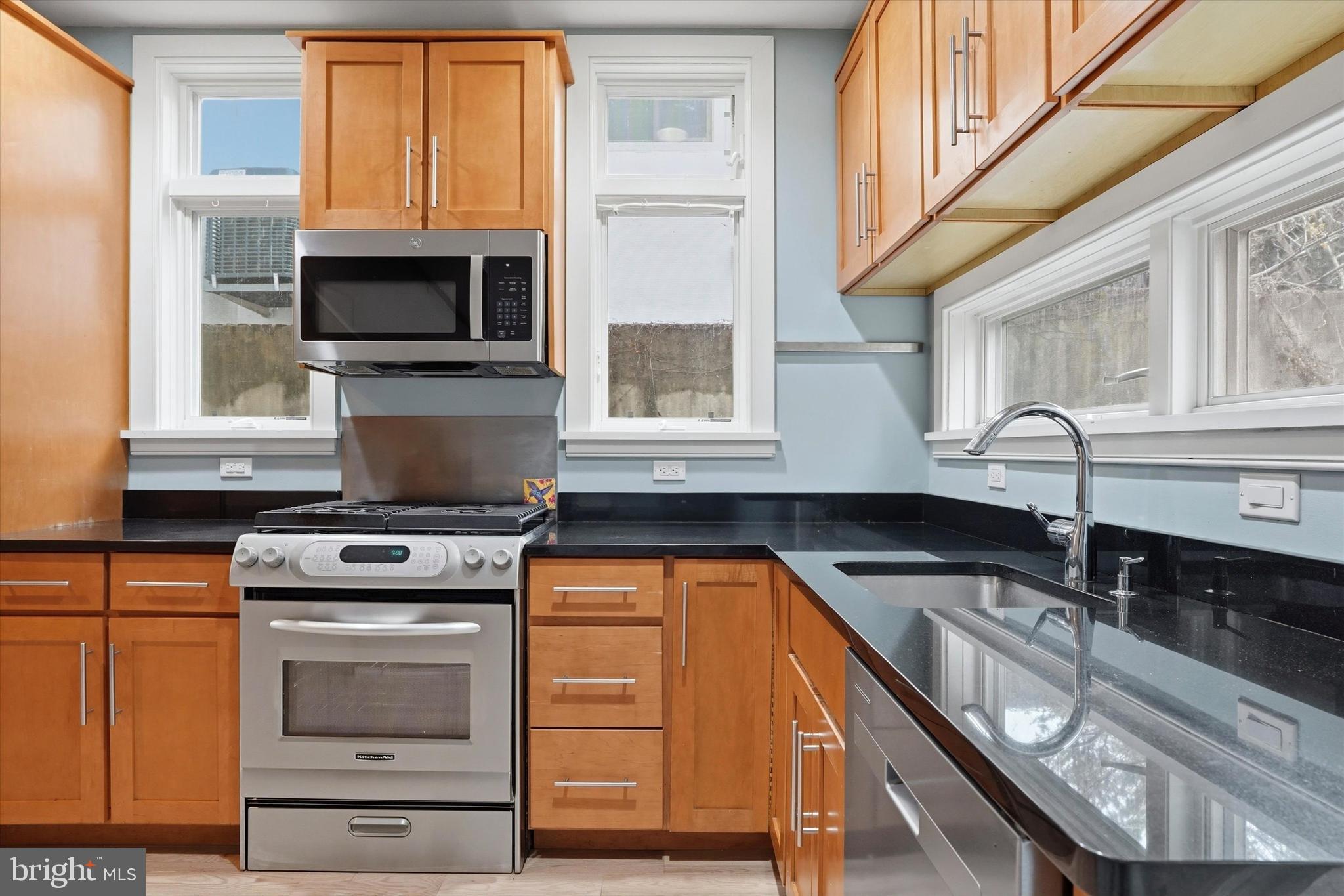 1040 N LEITHGOW STREET