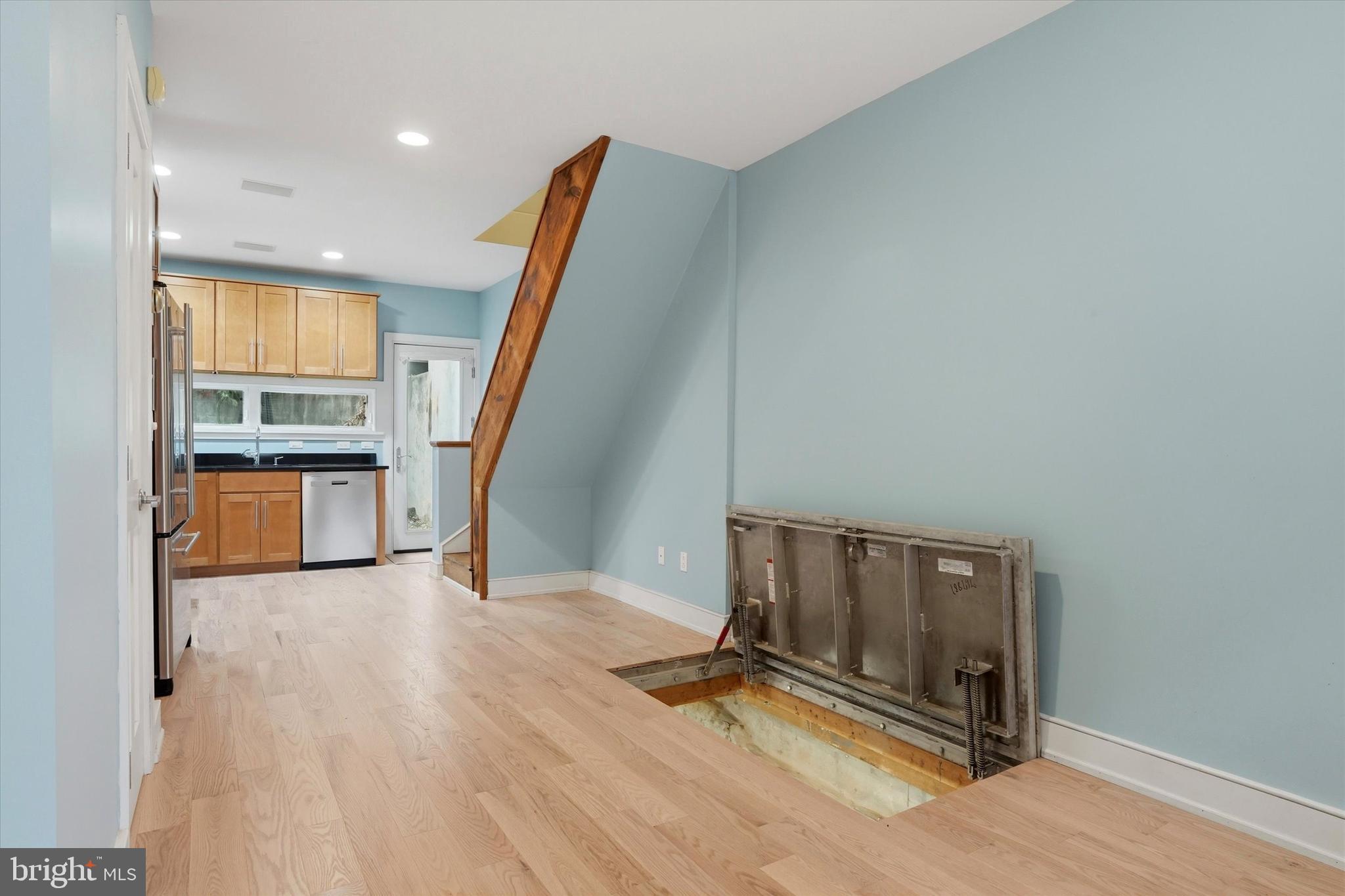 1040 N LEITHGOW STREET