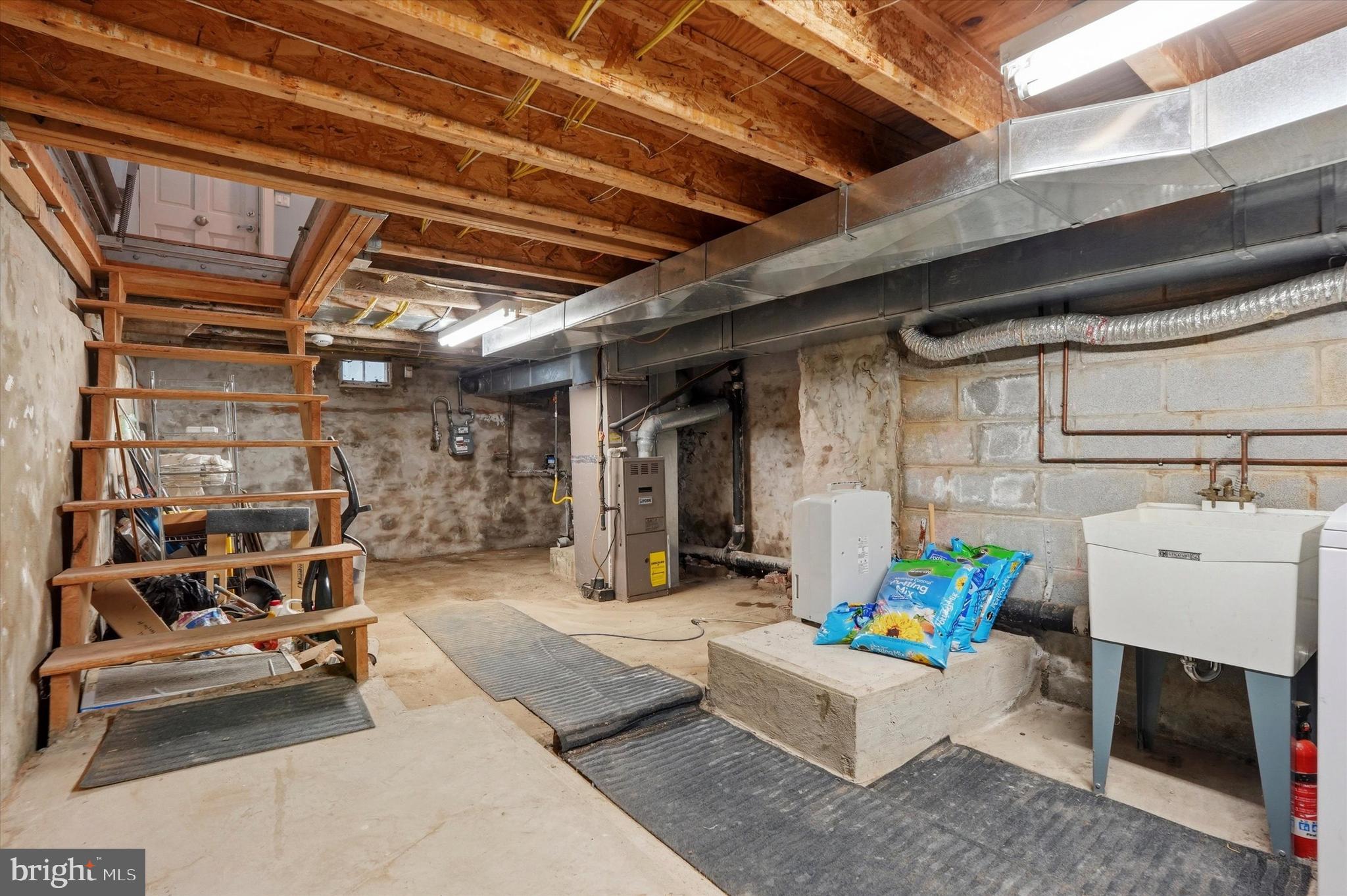 1040 N LEITHGOW STREET