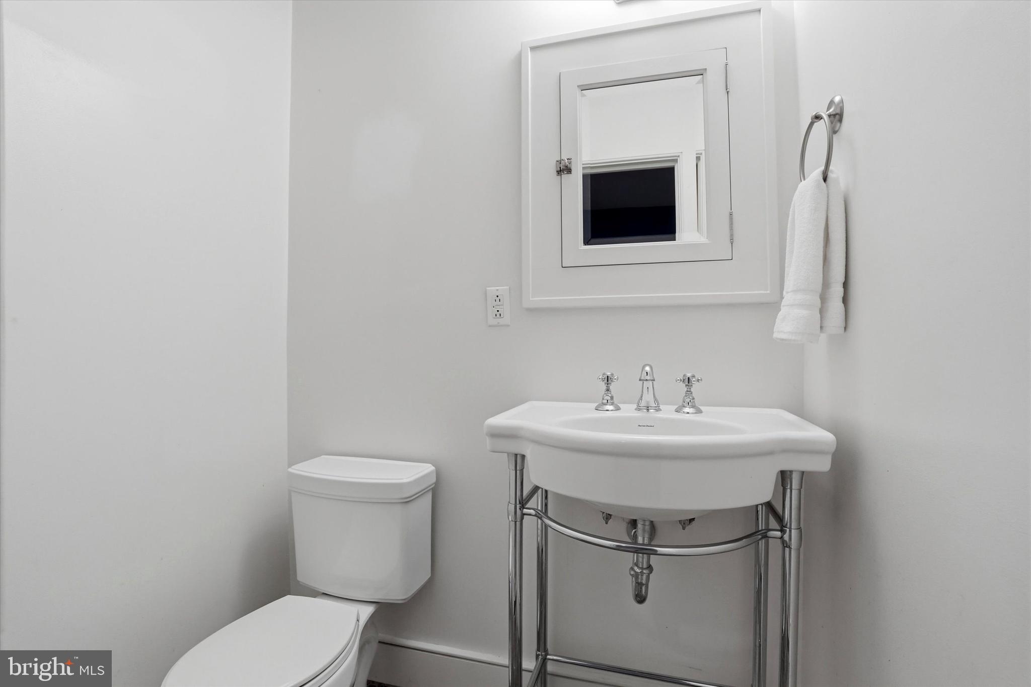 1040 N LEITHGOW STREET