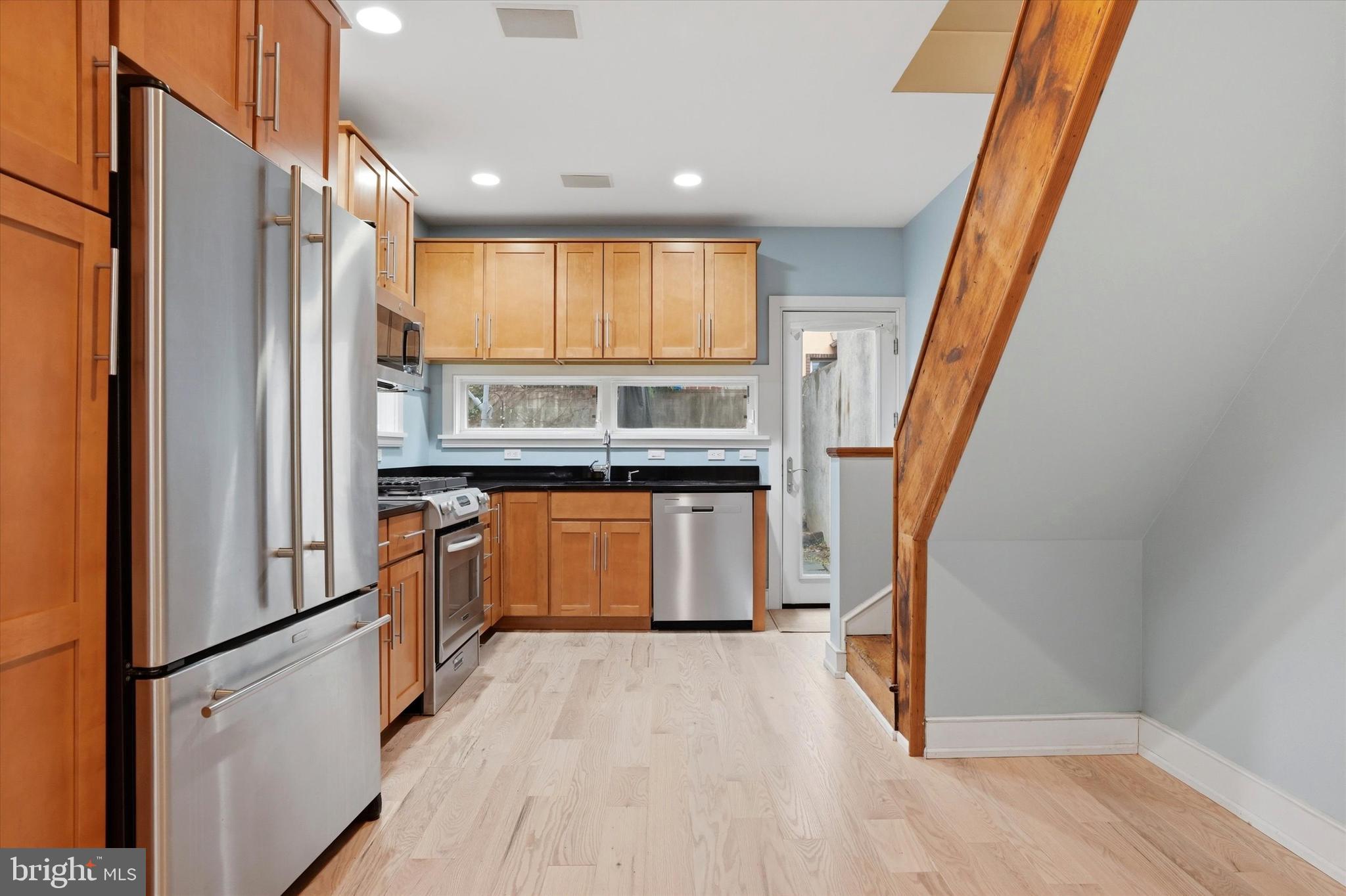 1040 N LEITHGOW STREET