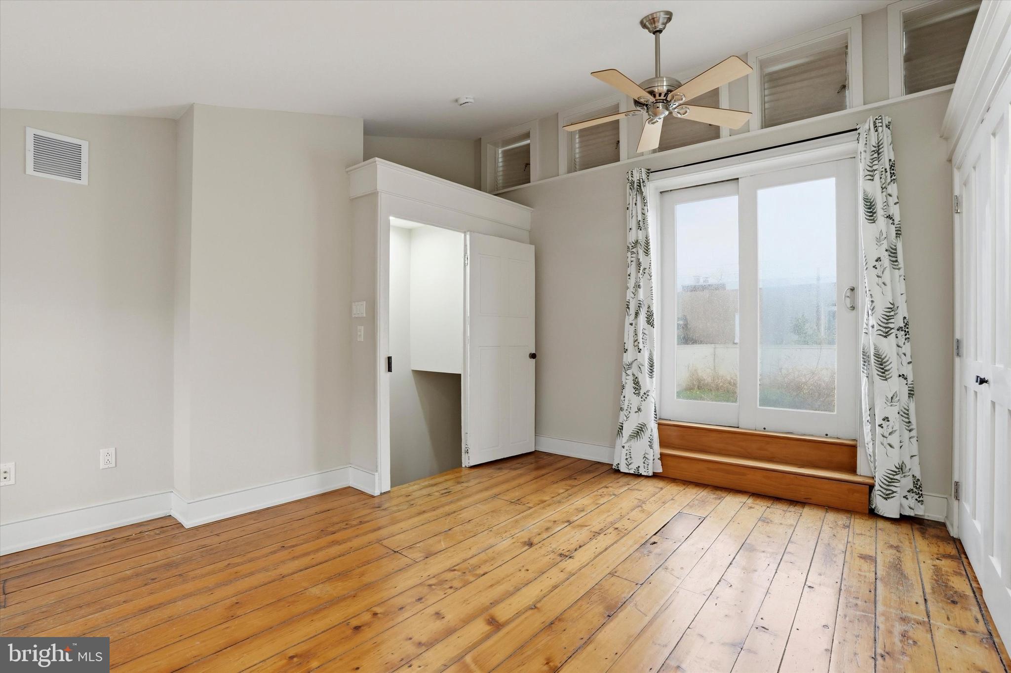 1040 N LEITHGOW STREET