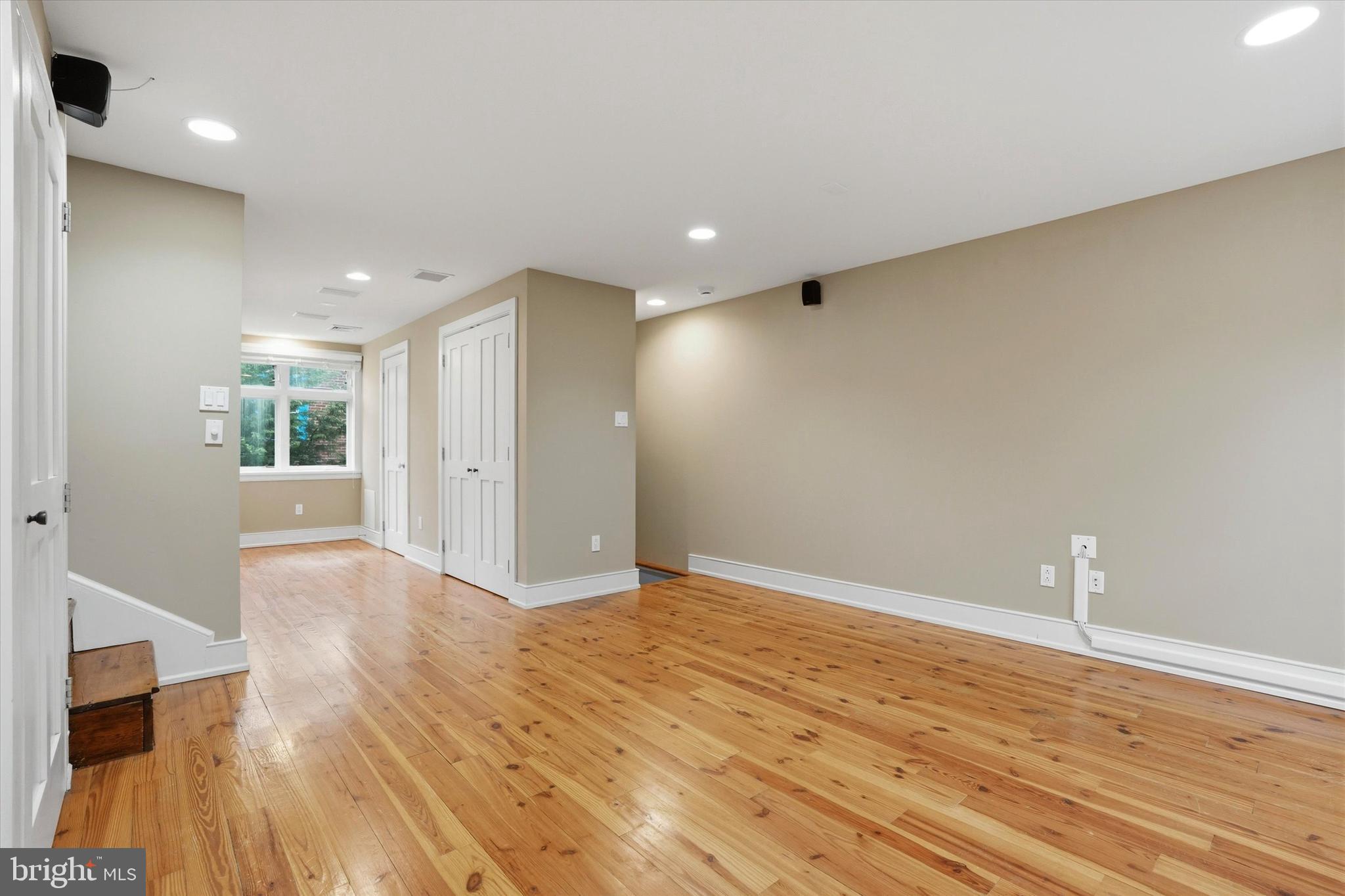 1040 N LEITHGOW STREET