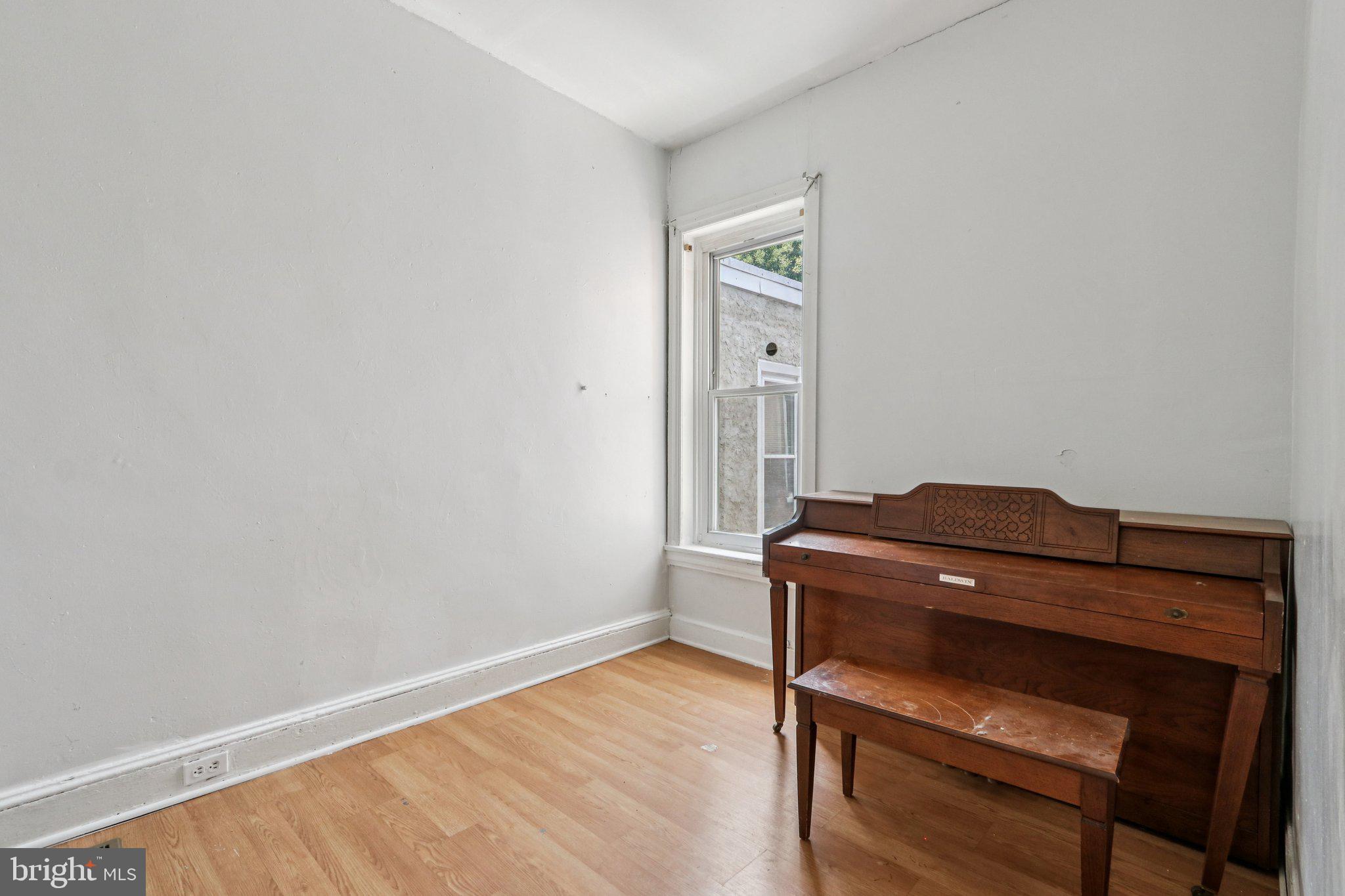 2316 N SMEDLEY STREET