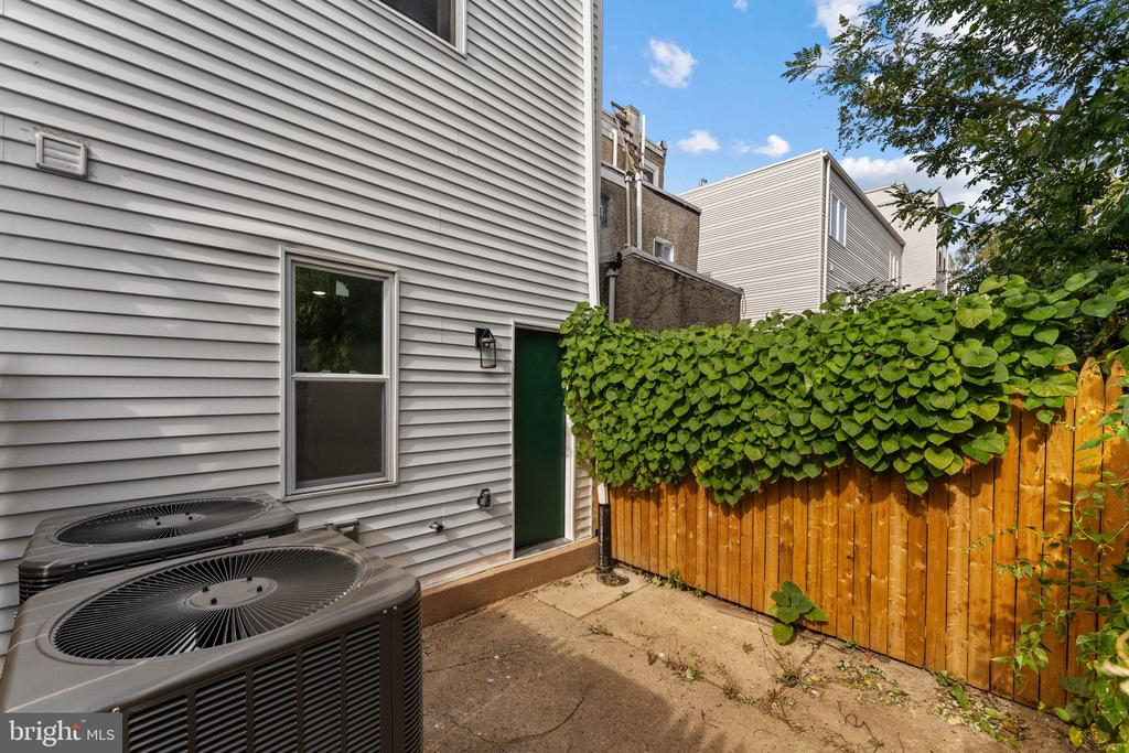 2033 N 9TH STREET