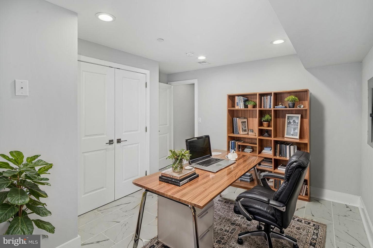 1302 N MARSHALL STREET