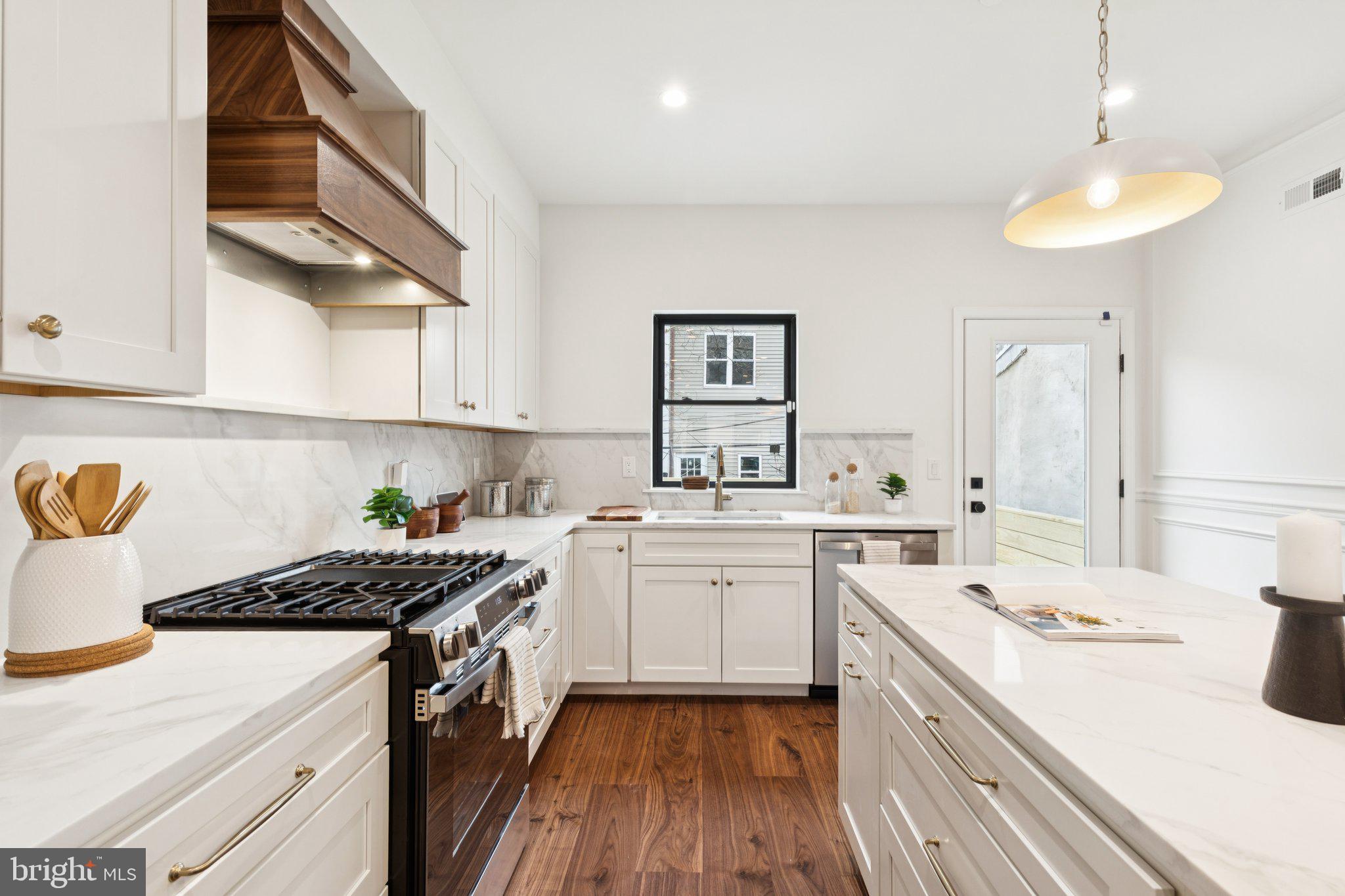 2316 DICKINSON STREET