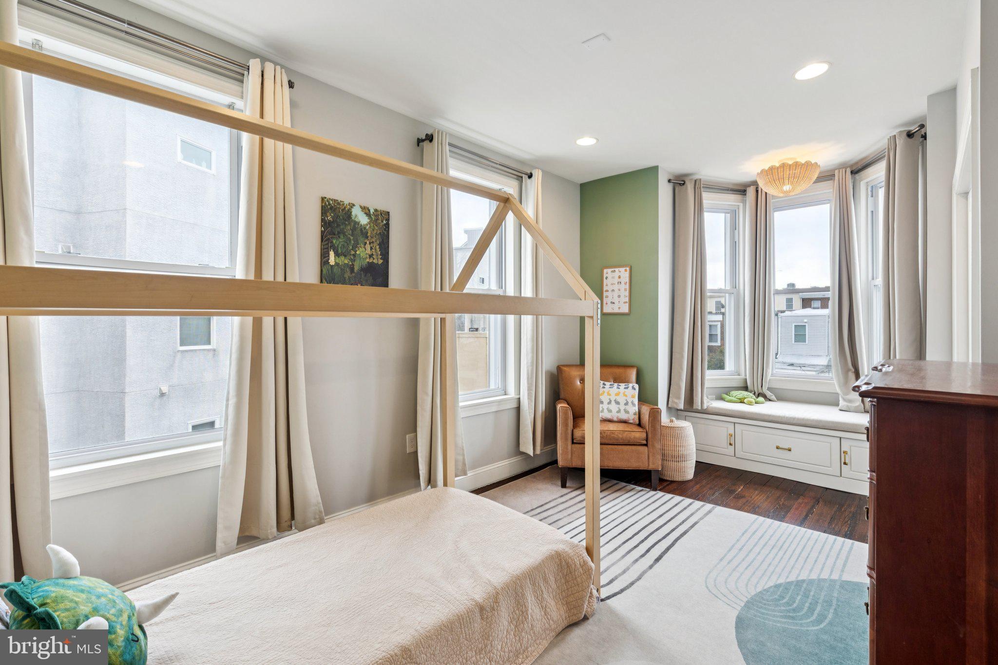 858 E THOMPSON STREET