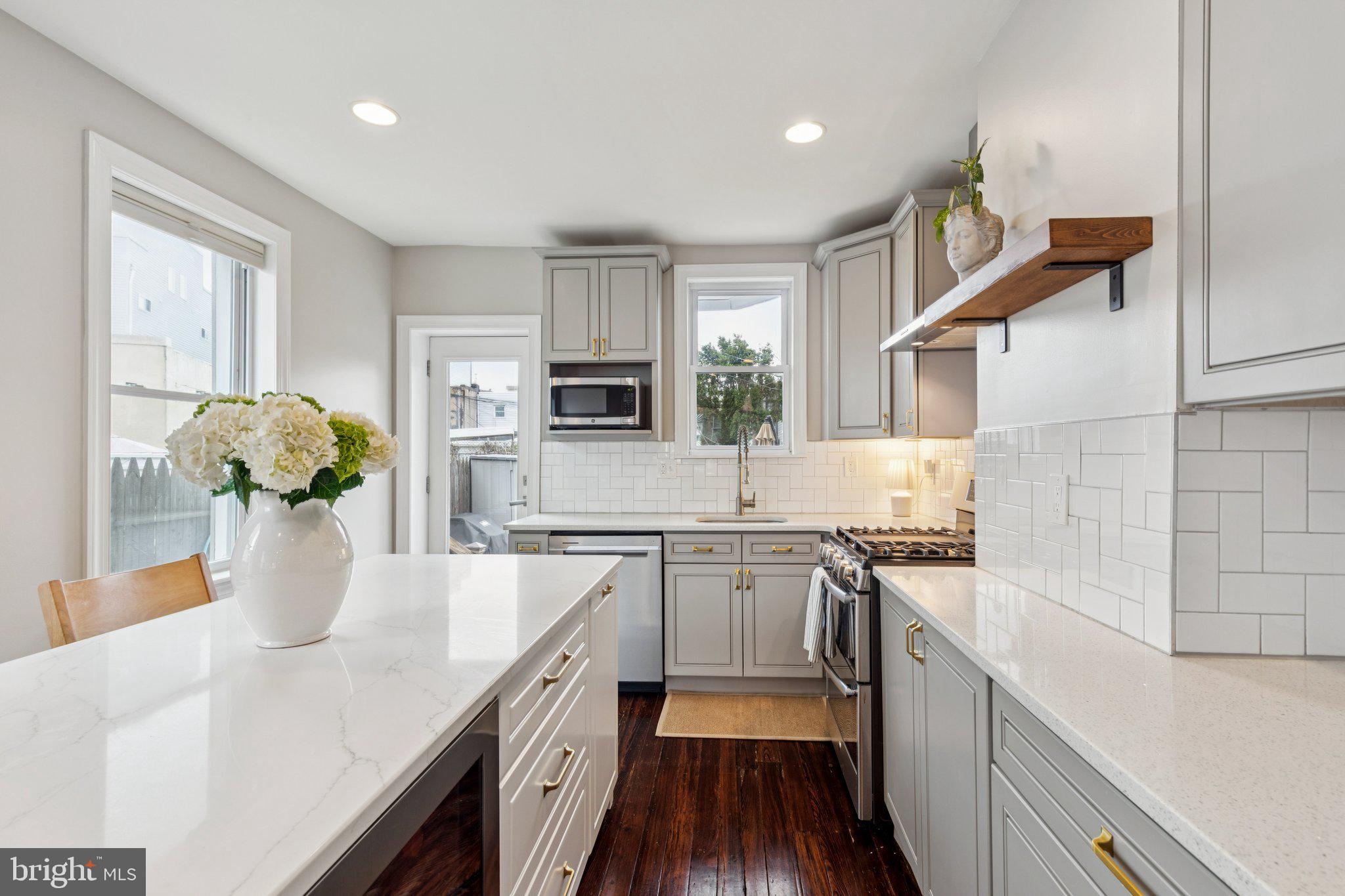 858 E THOMPSON STREET