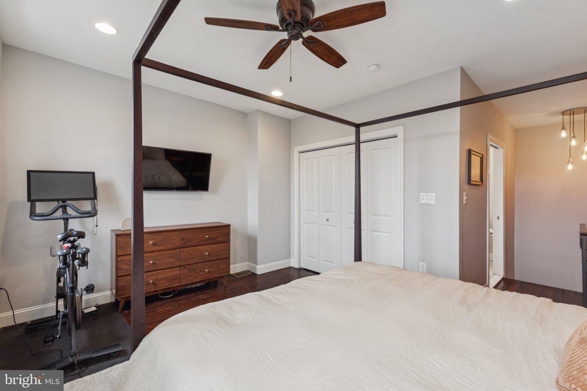 858 E THOMPSON STREET