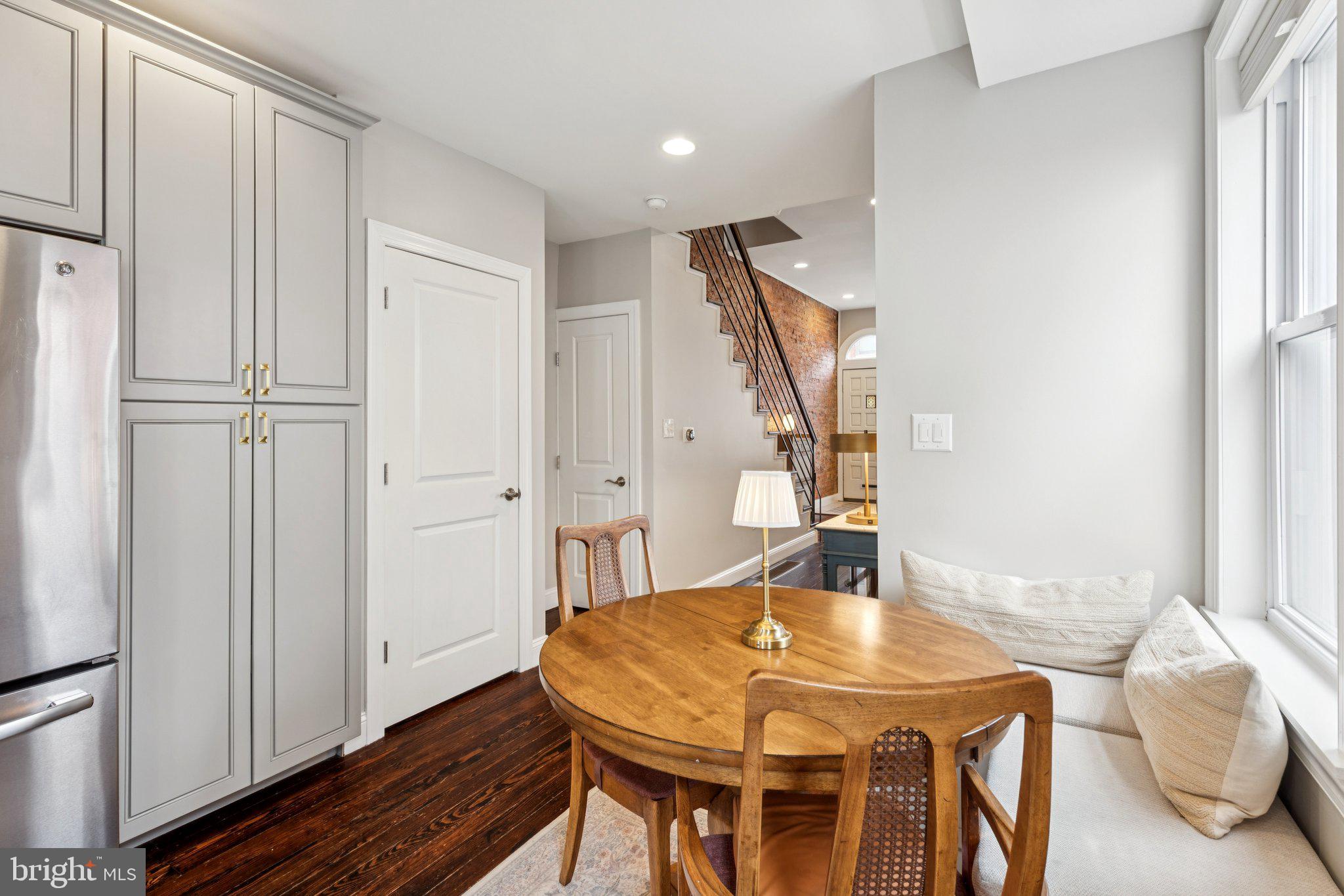 858 E THOMPSON STREET