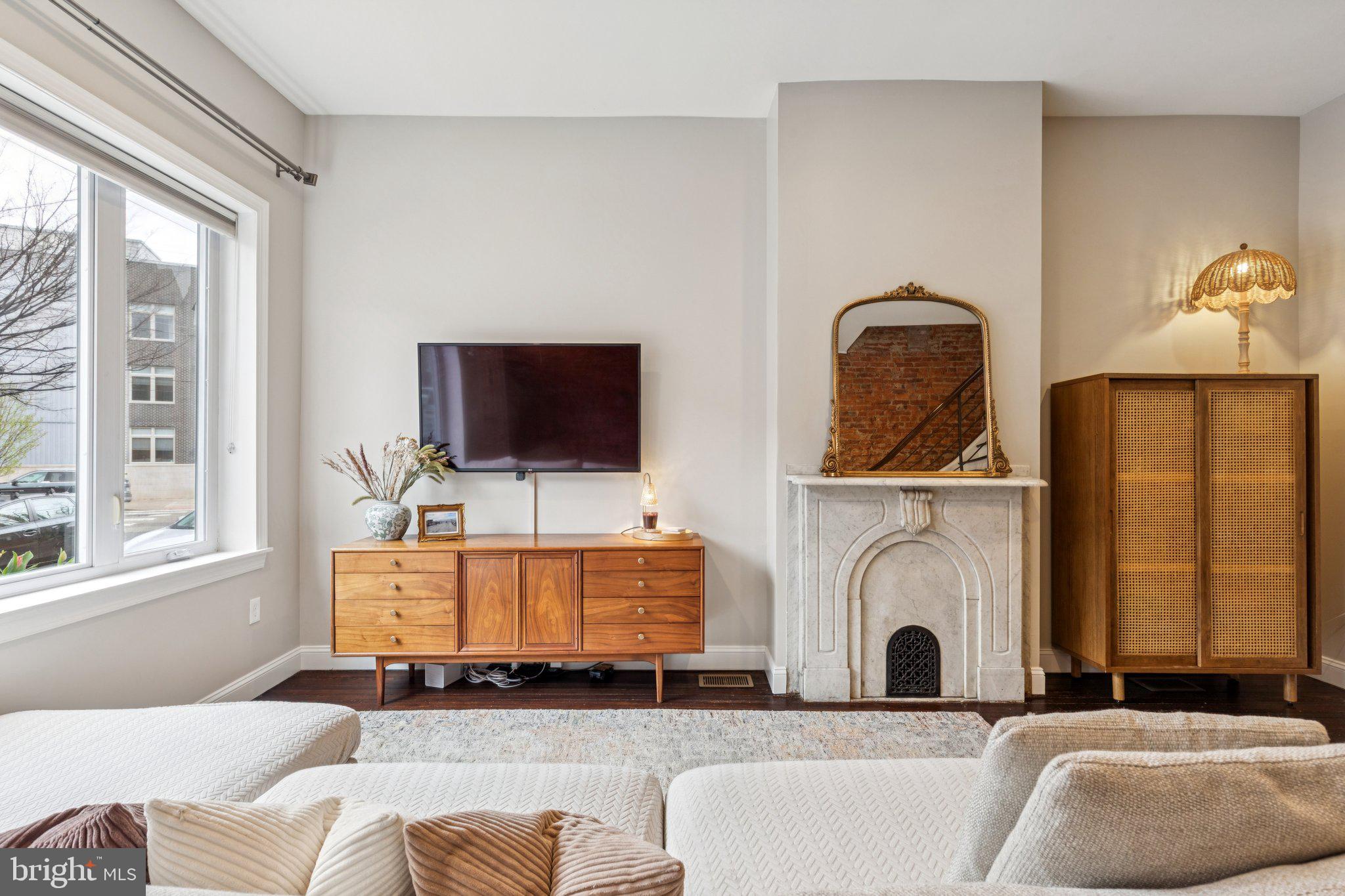 858 E THOMPSON STREET