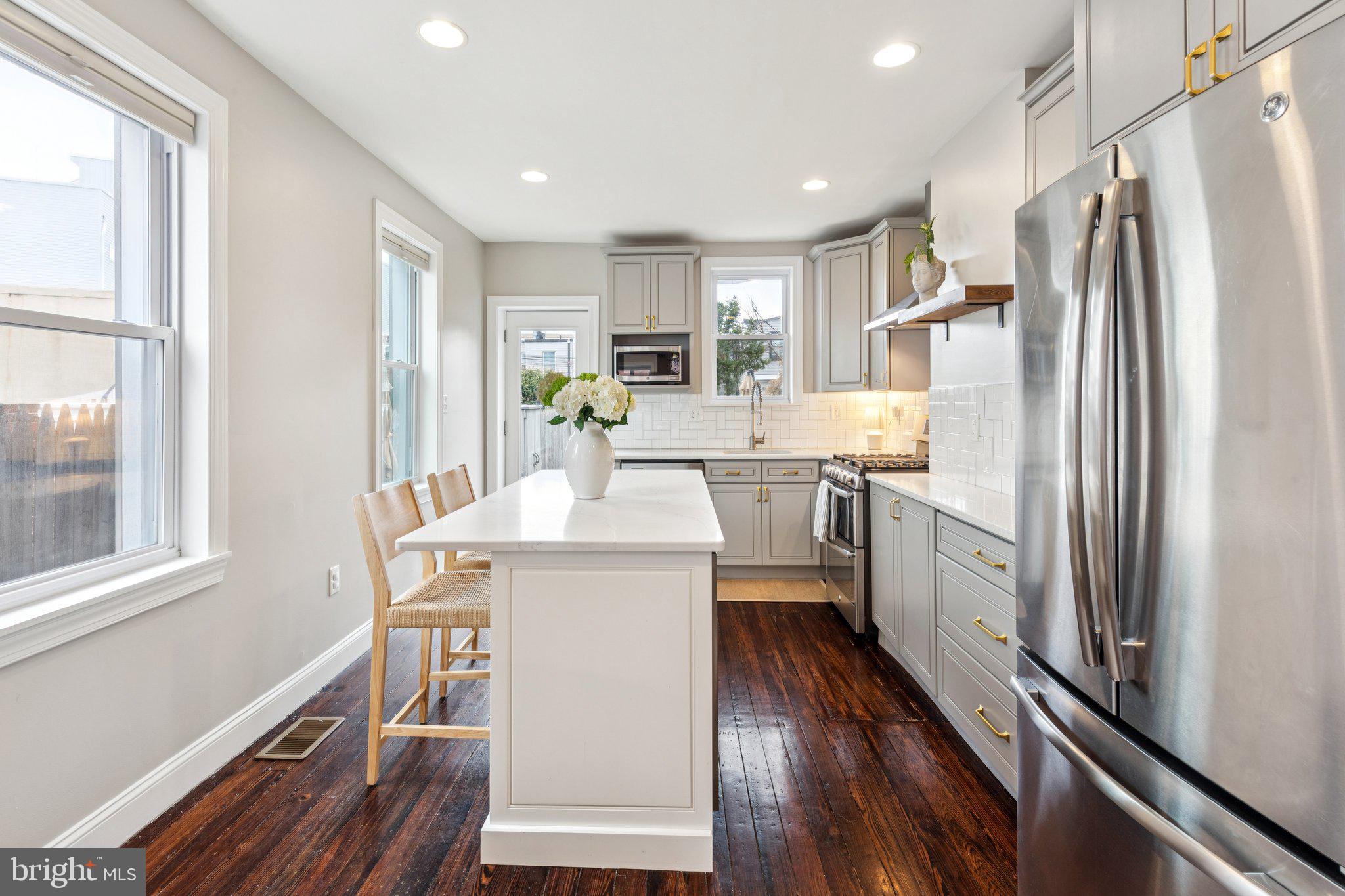 858 E THOMPSON STREET