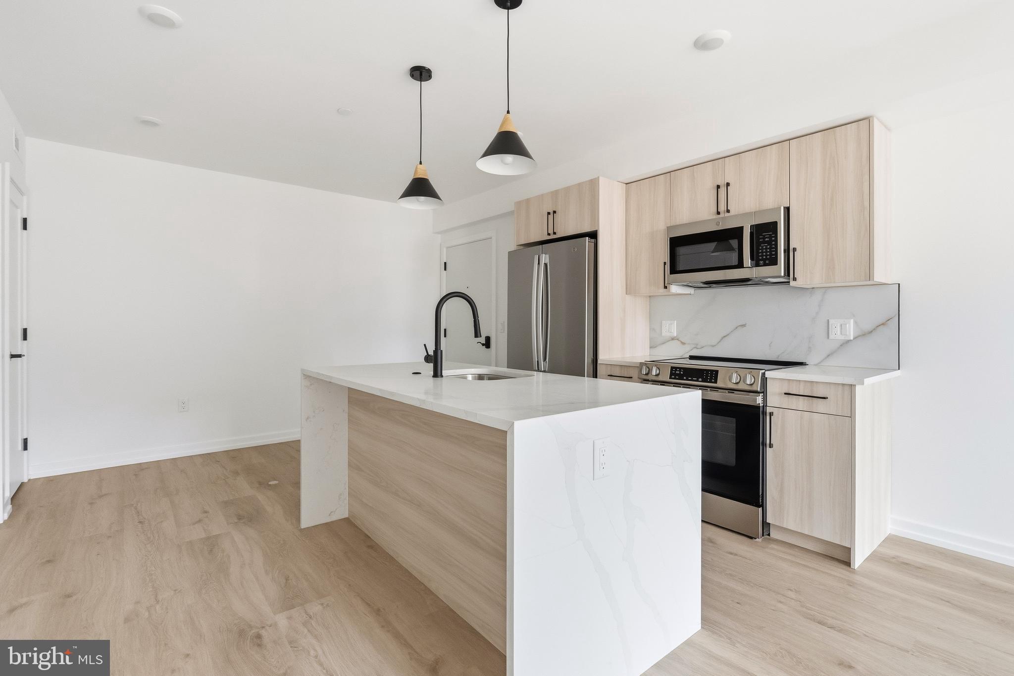 208 VINE STREET 2A