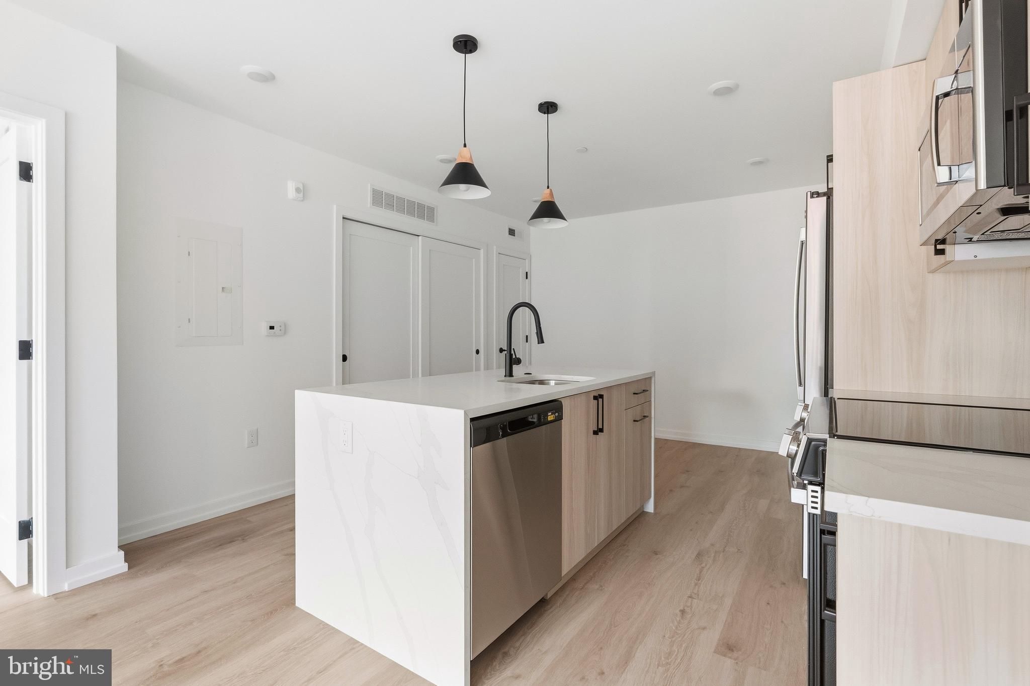 208 VINE STREET 2A