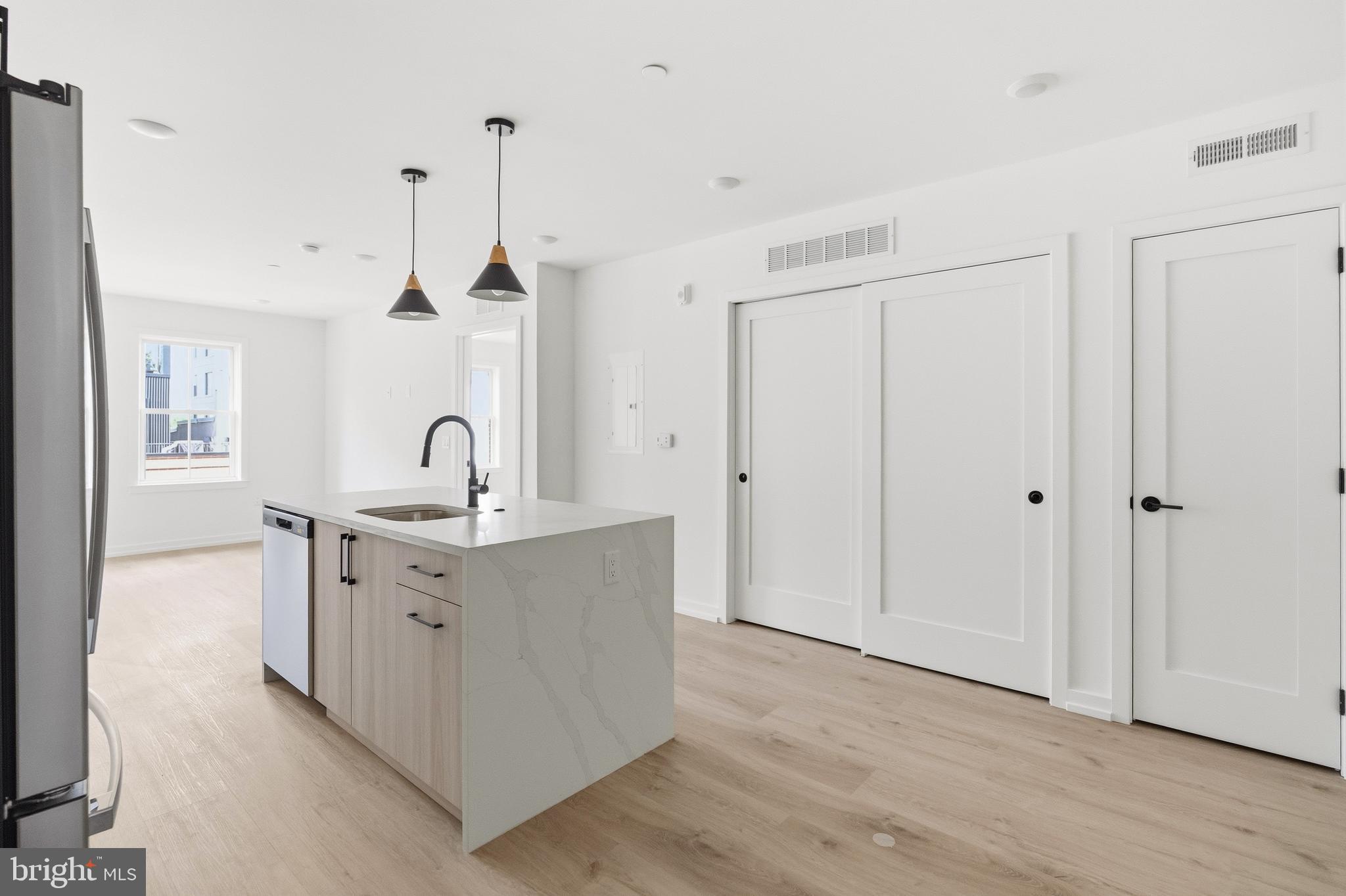 208 VINE STREET 2A