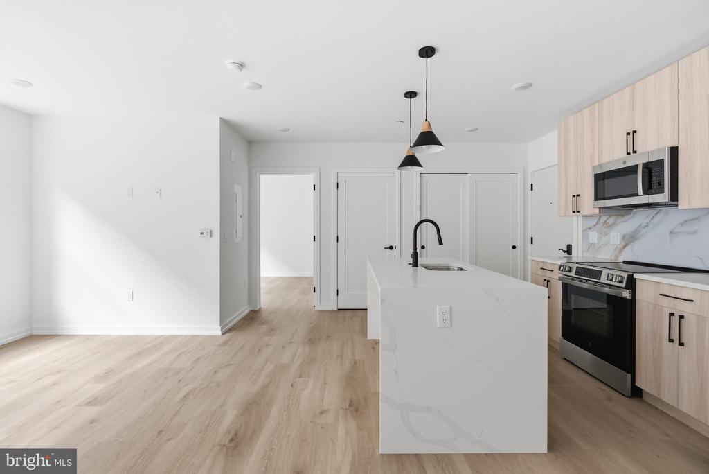208 VINE STREET 2E