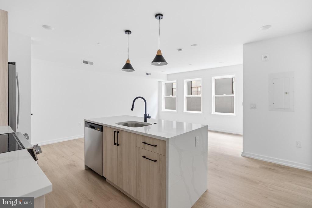 208 VINE STREET 2E