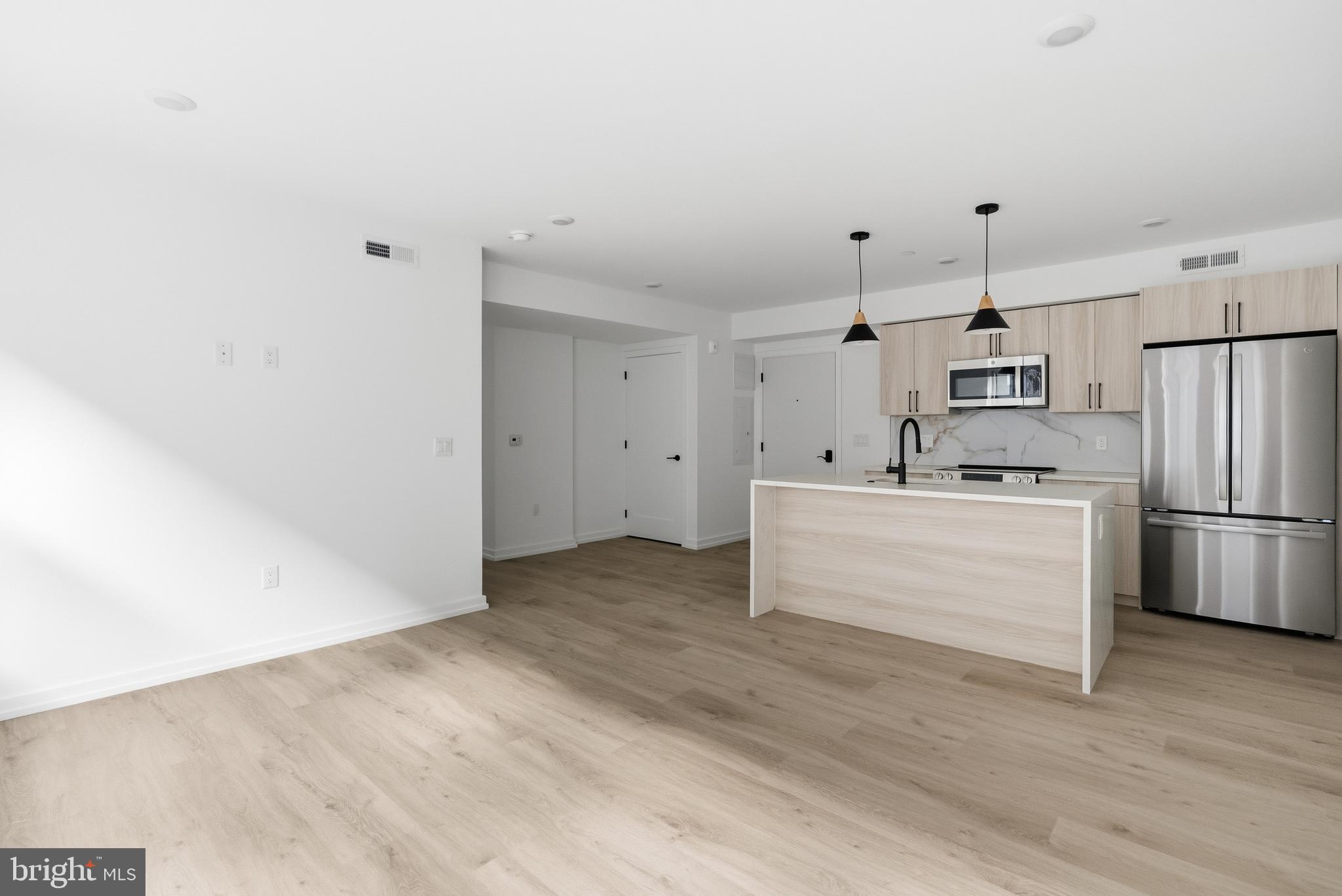 208 VINE STREET 2F