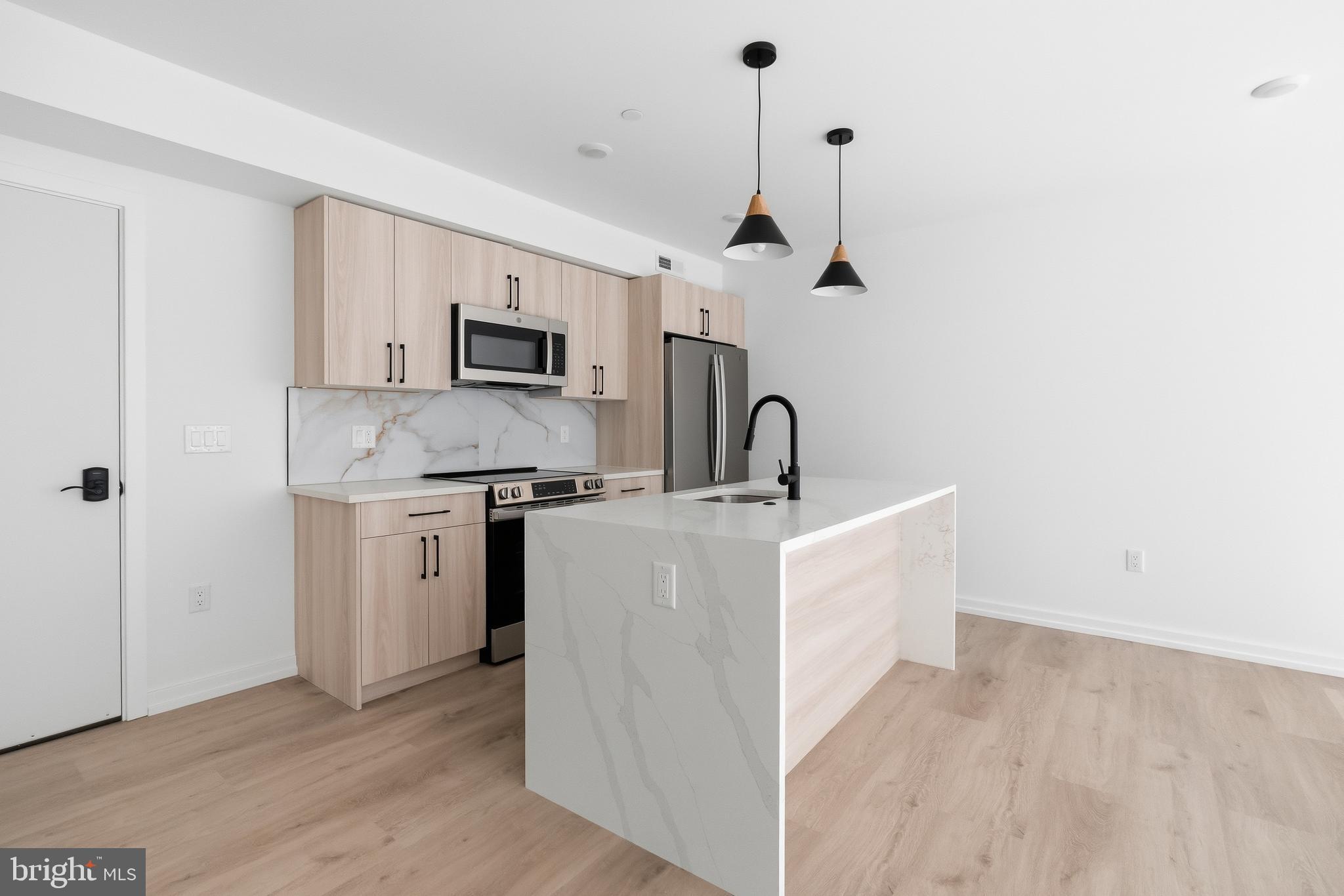 208 VINE STREET 2F