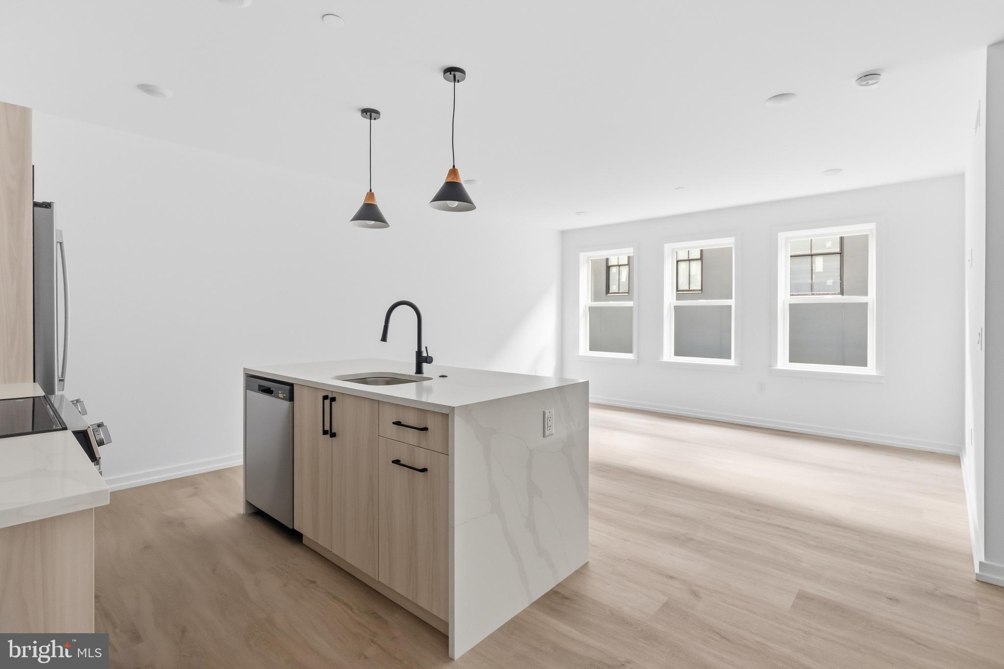 208 VINE STREET 2F