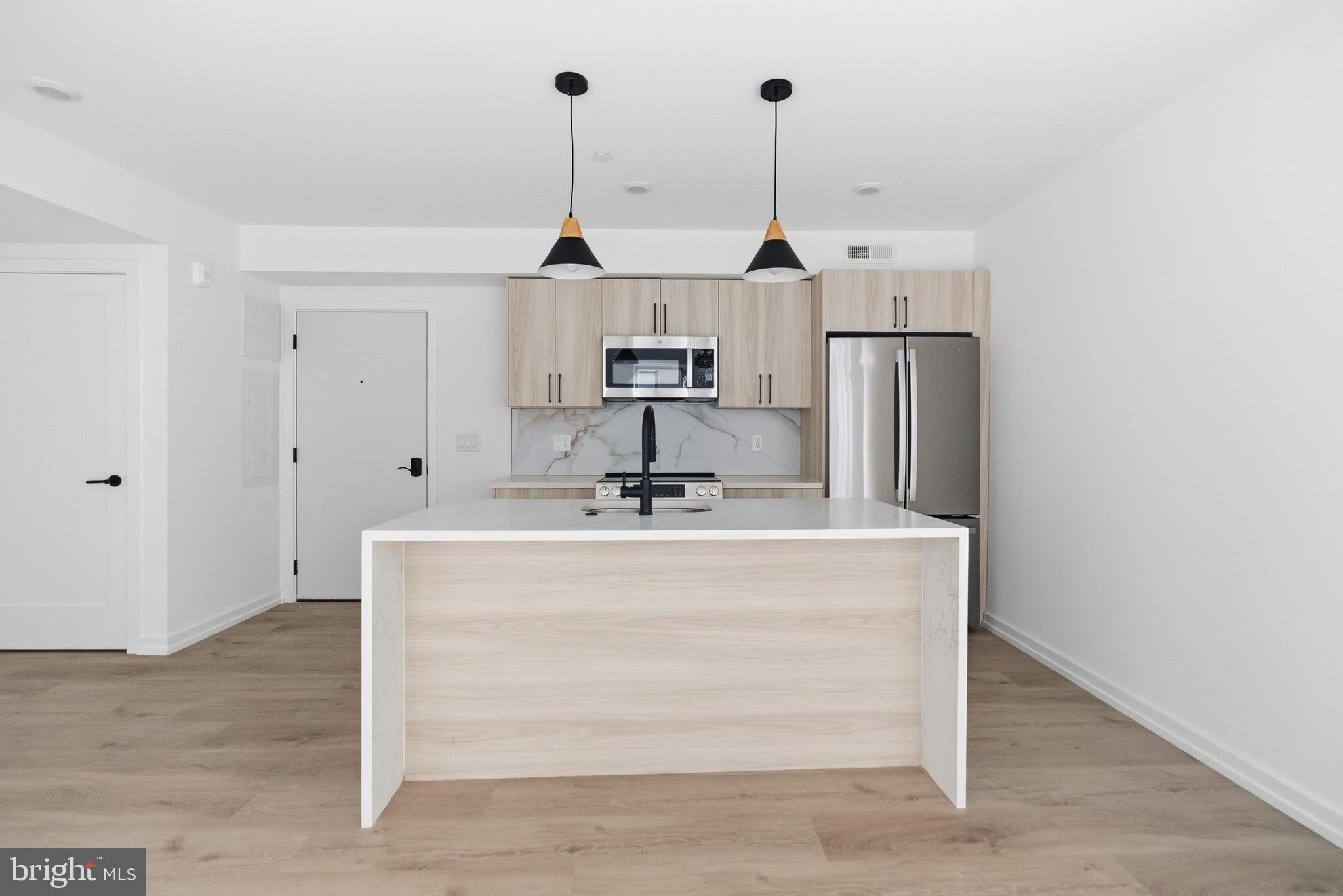 208 VINE STREET 2F