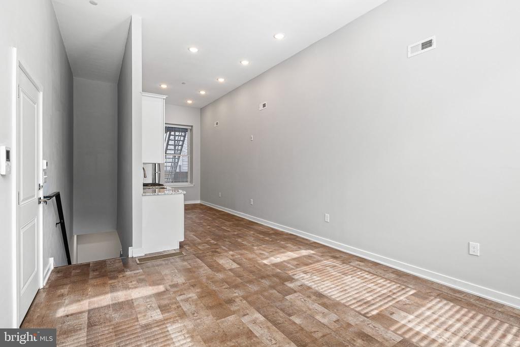 1318 BROAD 1F