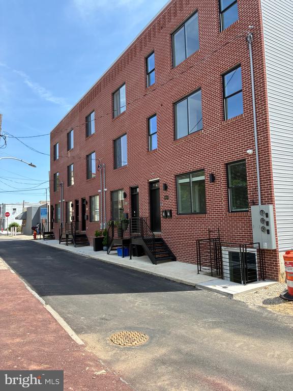 1933 N LEITHGOW STREET 35