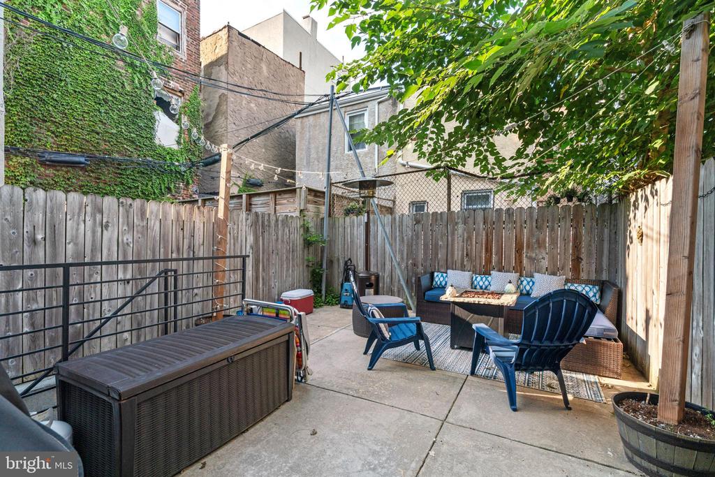 1637 CARPENTER STREET