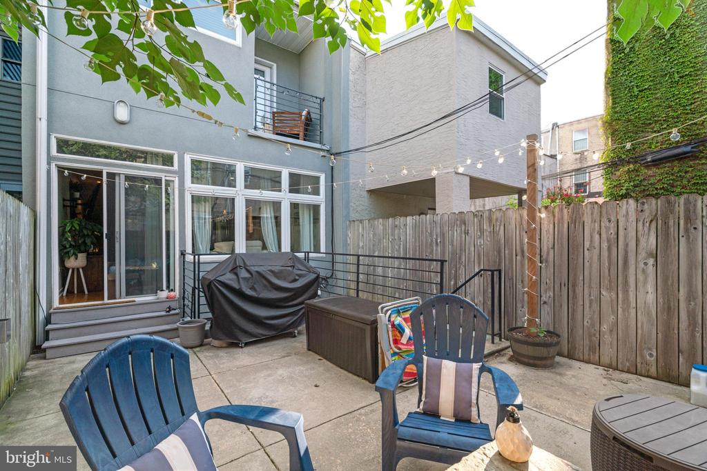 1637 CARPENTER STREET