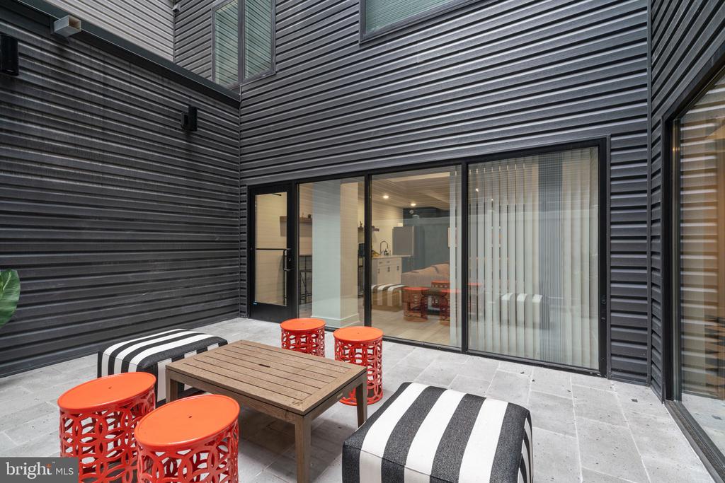 901 LELAND 305