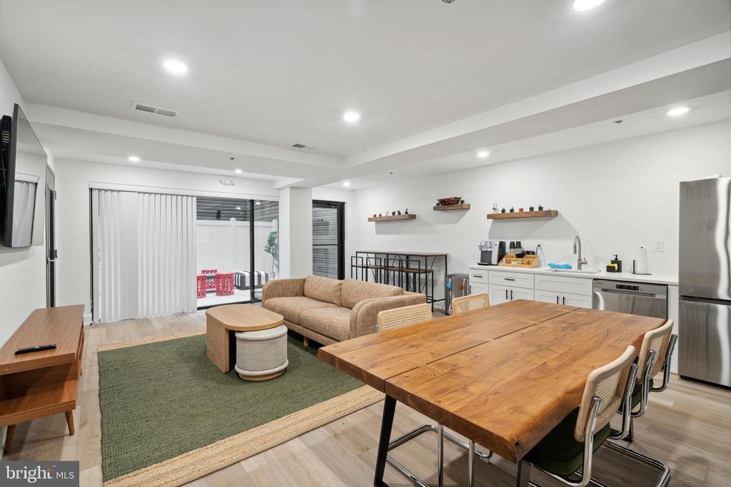 901 LELAND 305