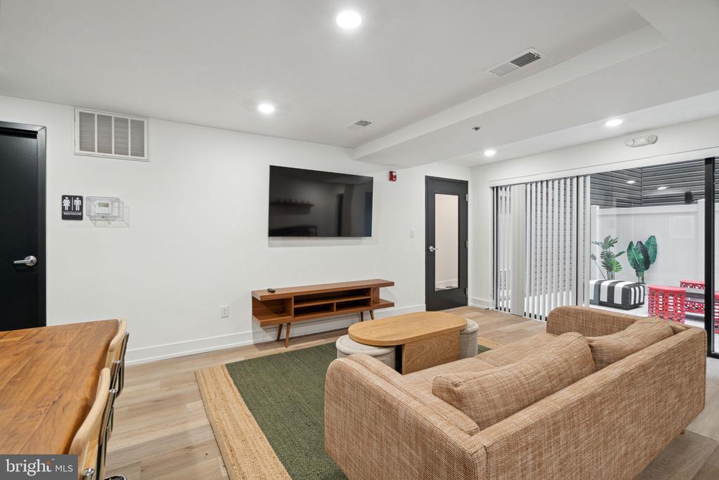 901 LELAND 305